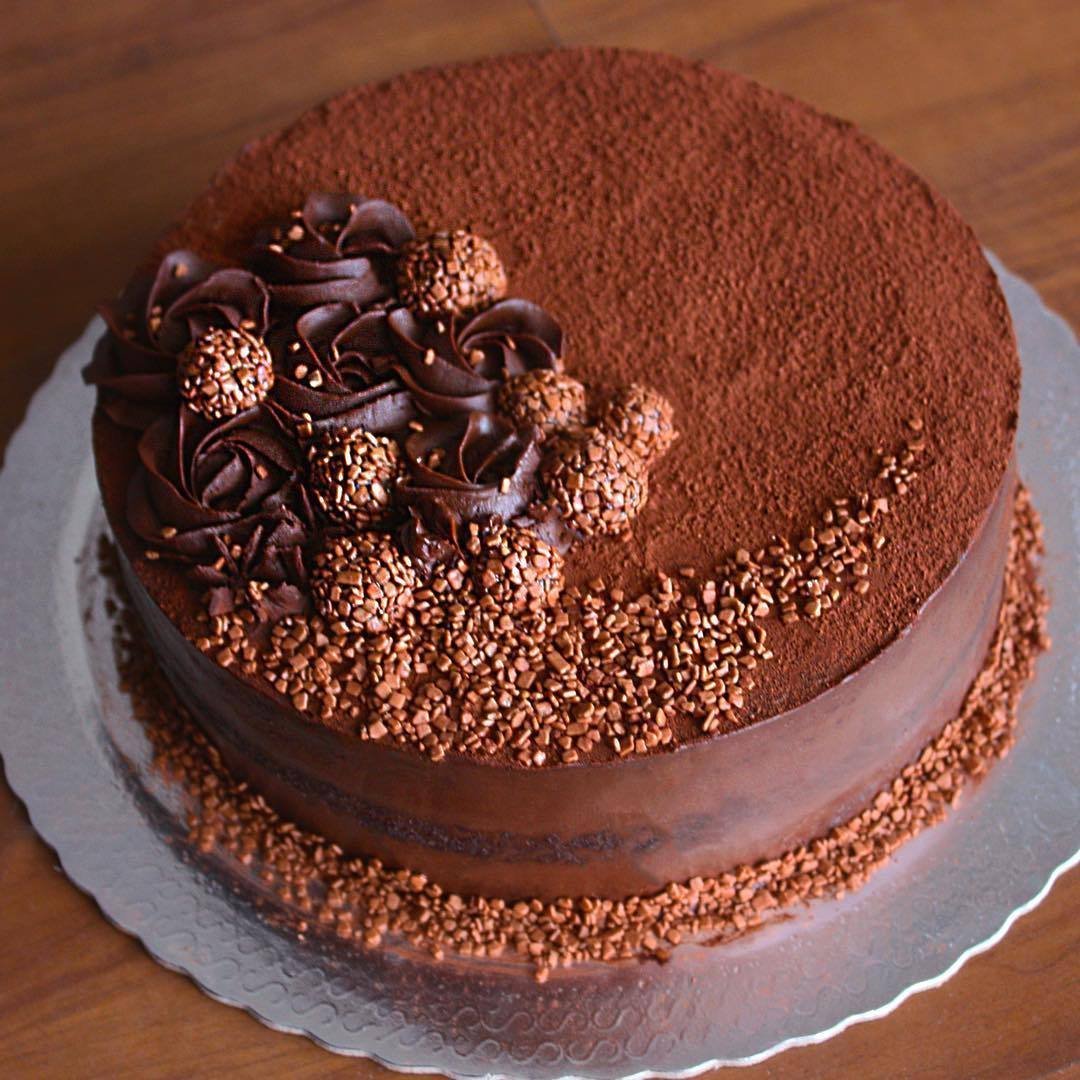 Шоколад посыпанный шоколадом. Украшение торта. Шоколадный торт. Торт с шоколадным декором. Украшение торта шоколадом растопленным.