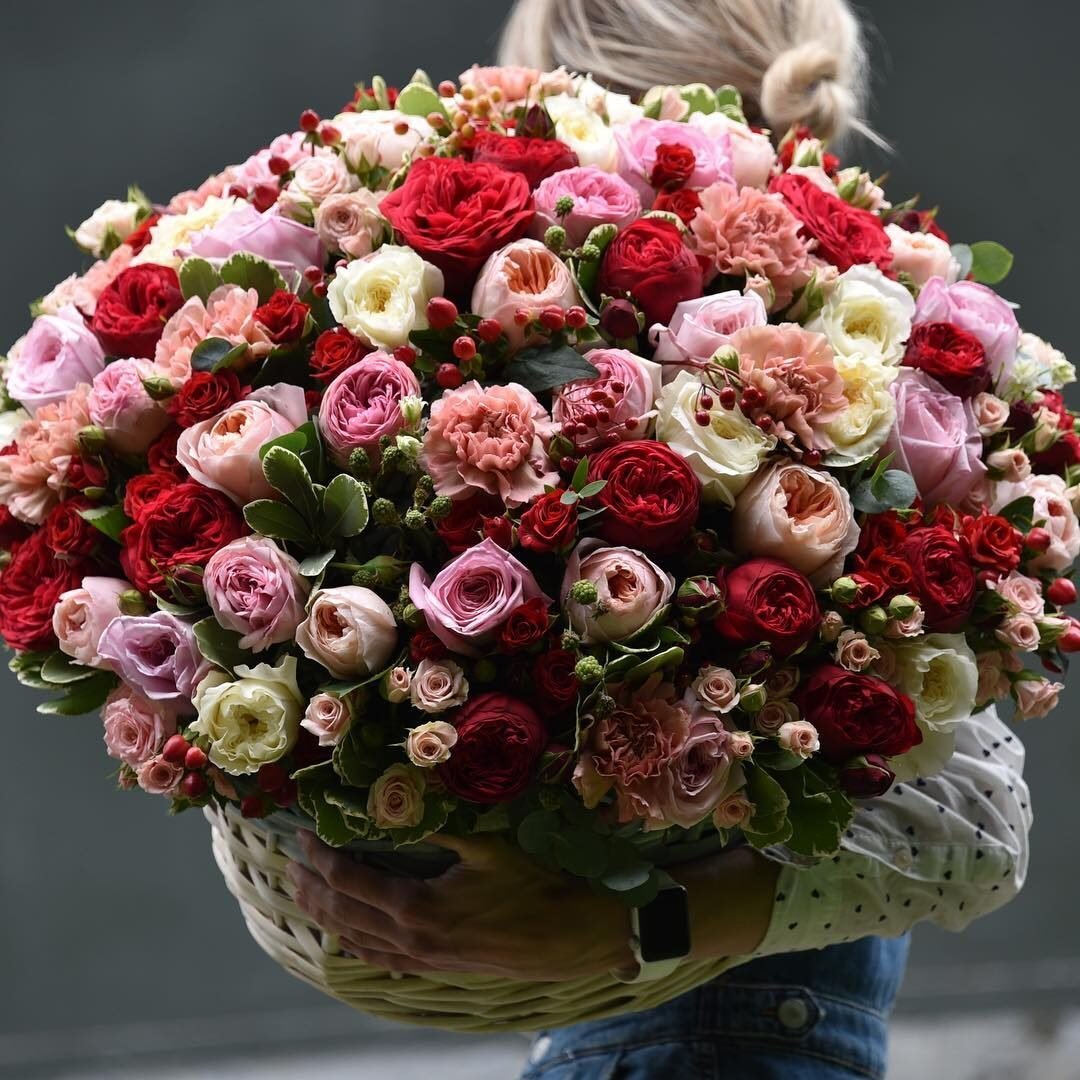 Букет роз для женщин большой и красивый. Букет шикарный. Букет с цветами. Огромный букет.