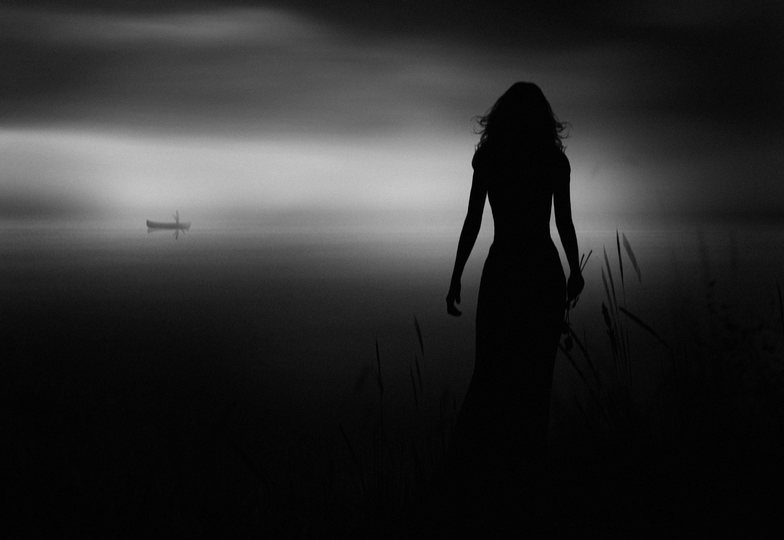 Слушать во тьме и мраке наша жизнь. Девушка в тумане. Темный силуэт. Силуэт девушки. Силуэт в темноте.