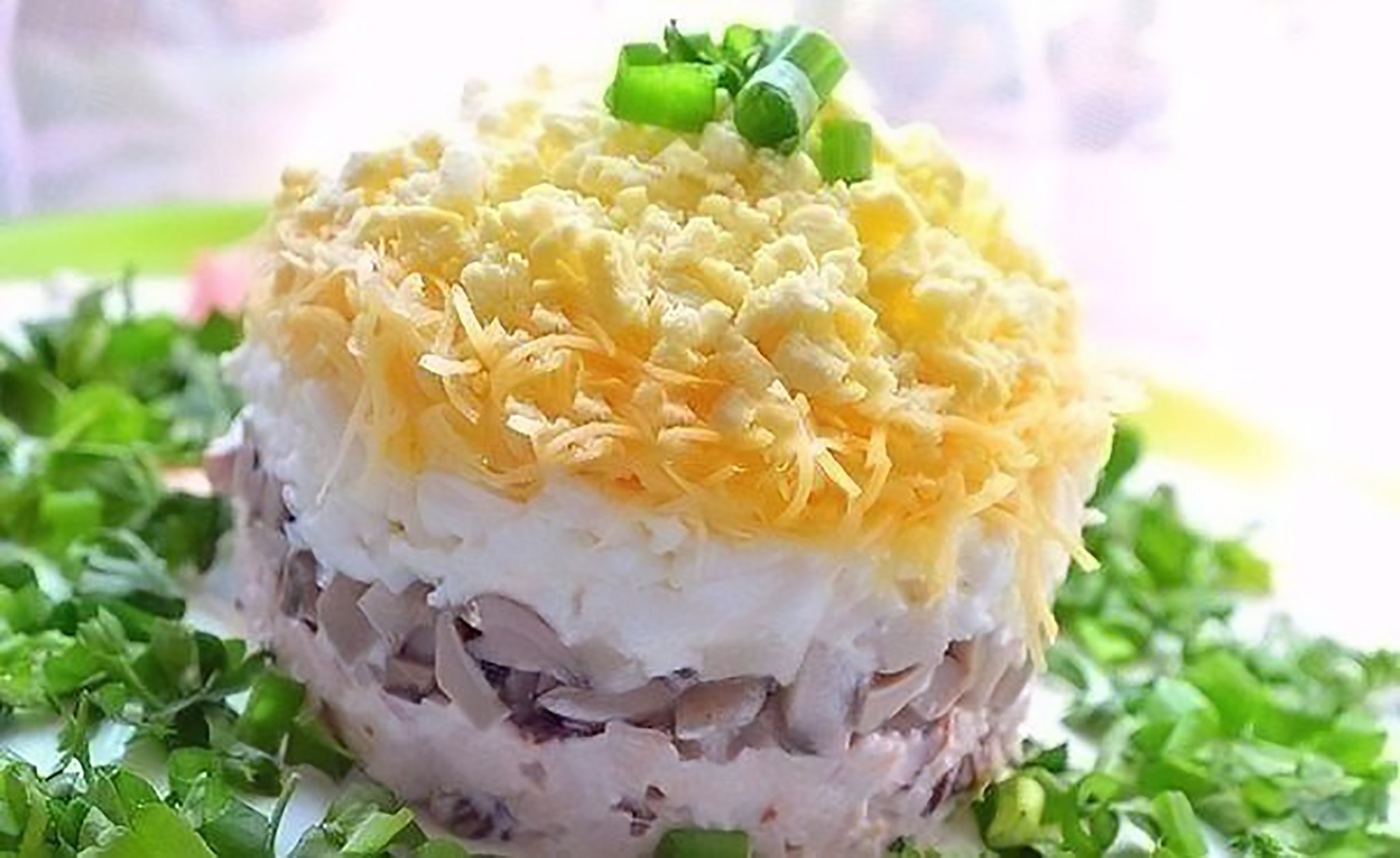 Салат рецепт ру. Салат. Вкусные салаты. Салат мужской каприз фото. Слоёный салат с курицей и грибами.