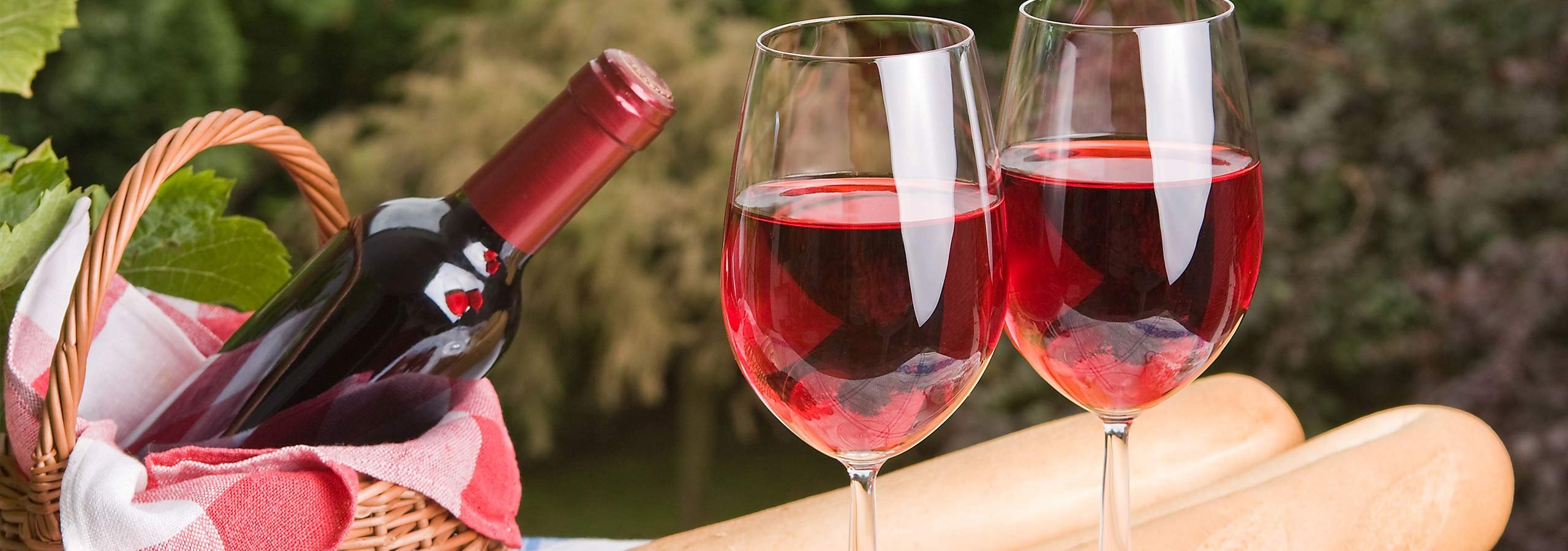 Розовое вино в бокале