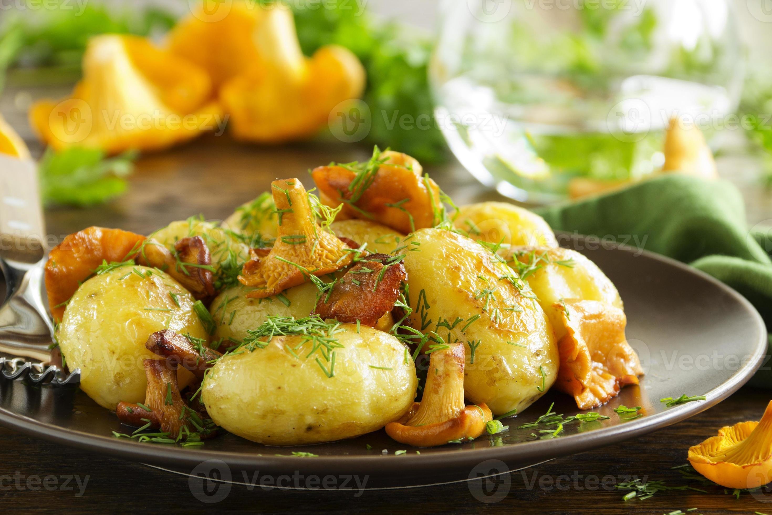 Рецепты со свежей картошкой. Отварной картофель с грибами. Запеченная картошка с грибами. Вареная картошка с грибами. Вареный картофель с грибами.