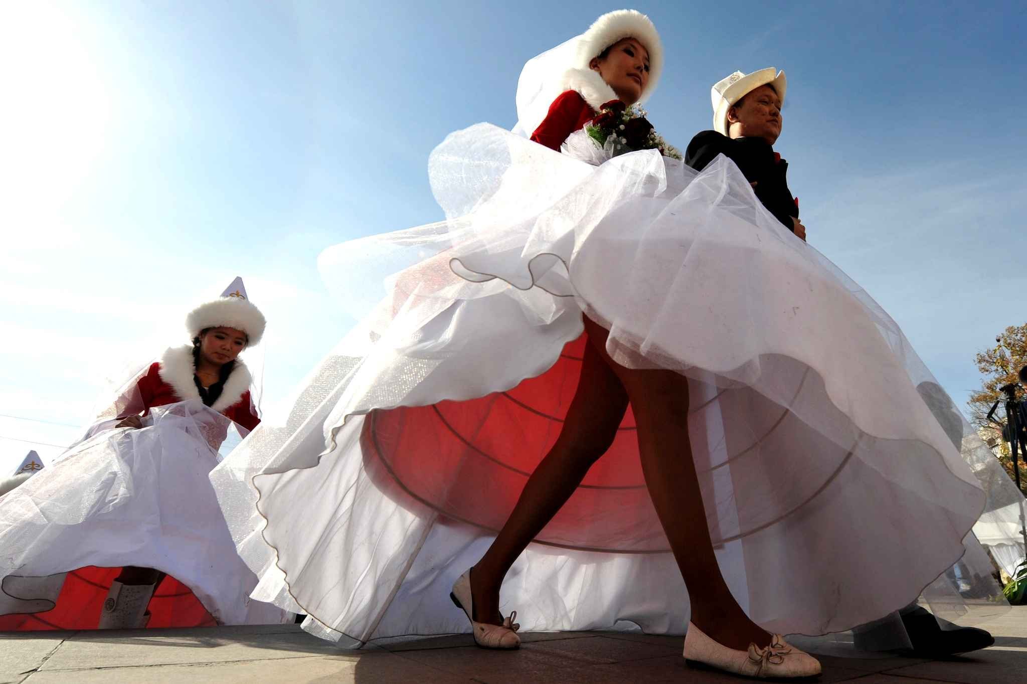 Похищенная невеста 69. Похищение невесты. Невесты Киргизии. Похищение невесты на свадьбе. Киргизская свадьба невеста.