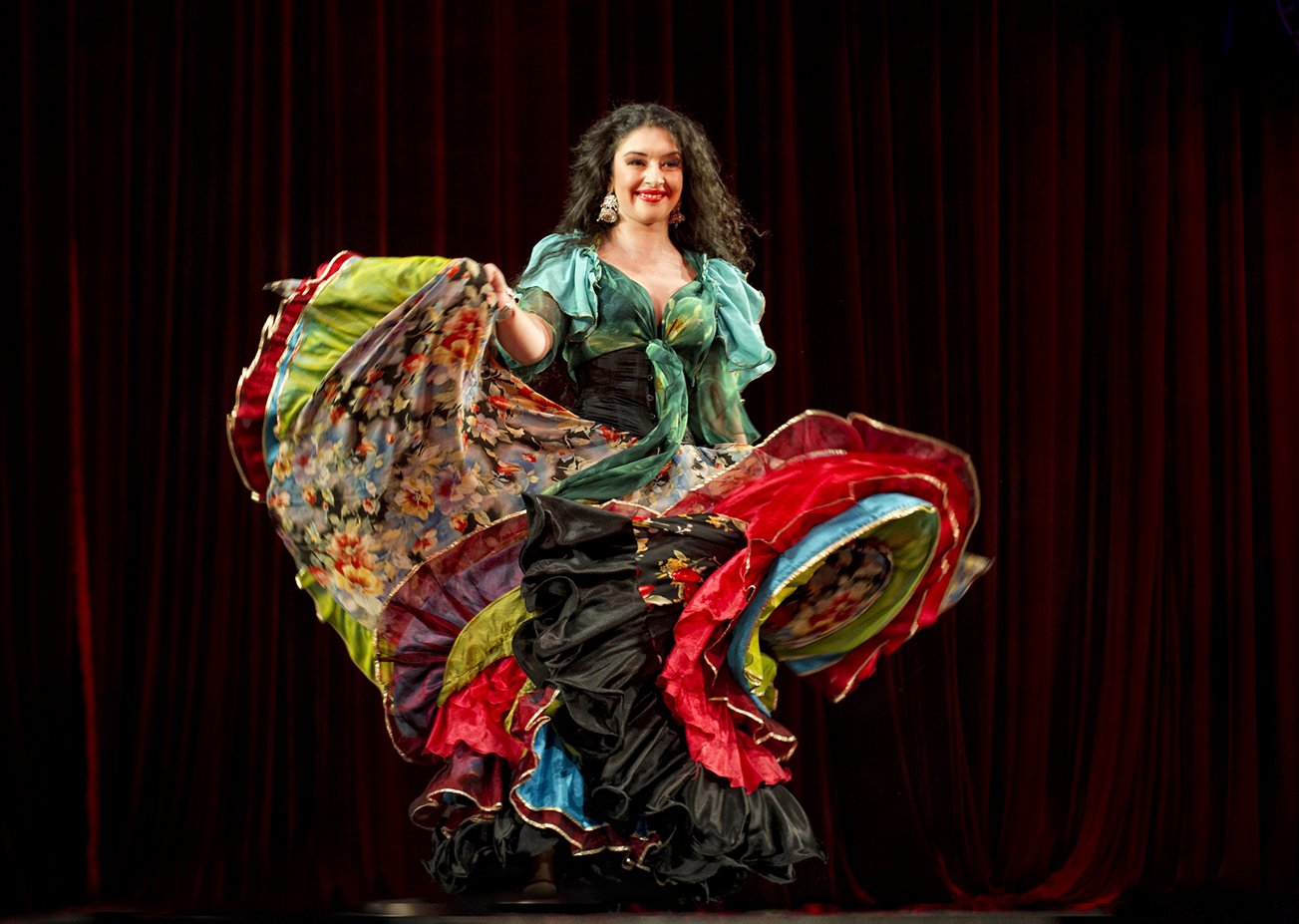 Цыганская танцевальная веселая. Цыганский наряд. Цыганский танец. Цыганка танцует. Цыганский костюм.
