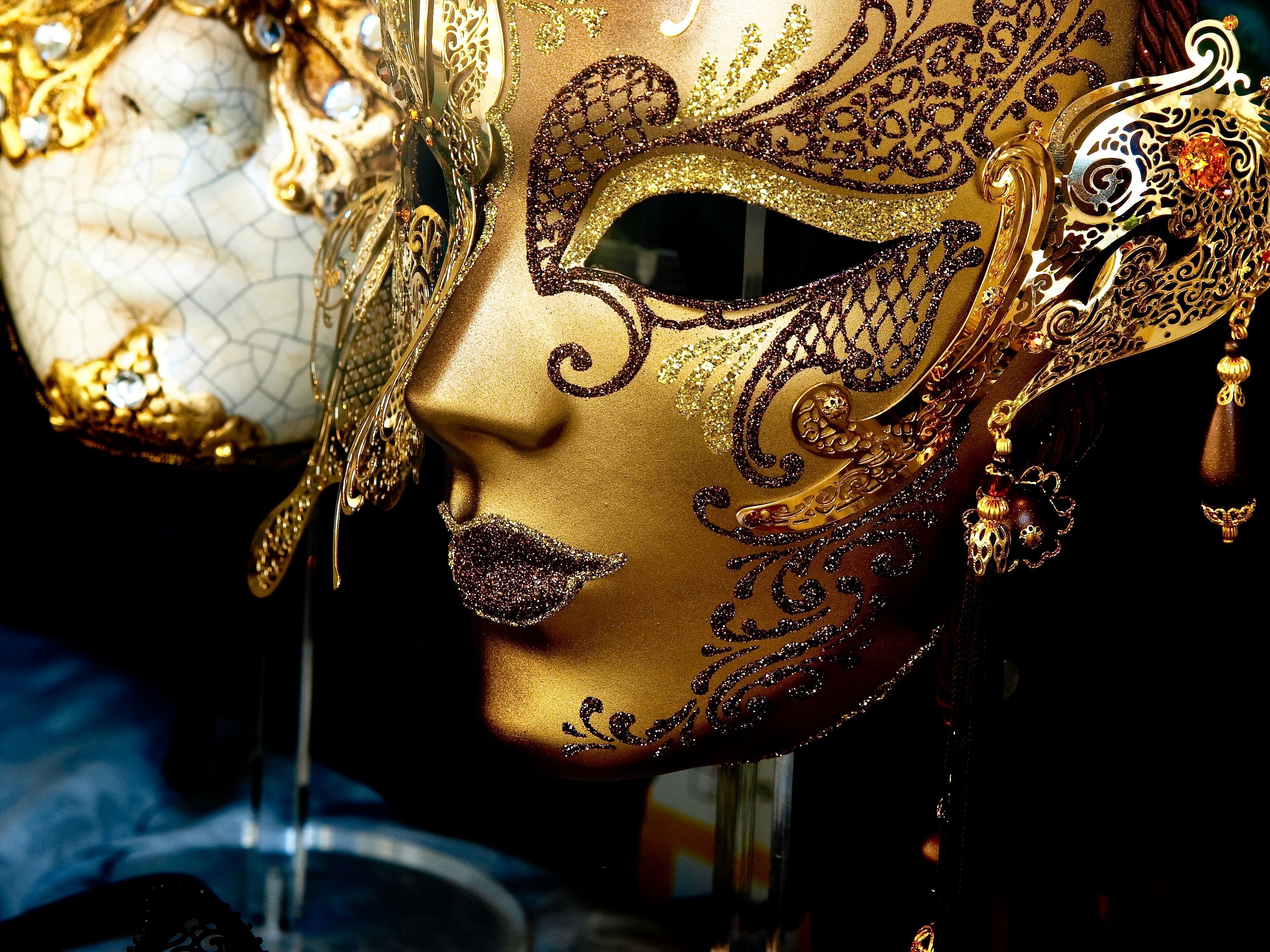 Красивая маска фото. Венецианская маска Маттачино. Маскарад Венеция маски. Венецианские маски женские.