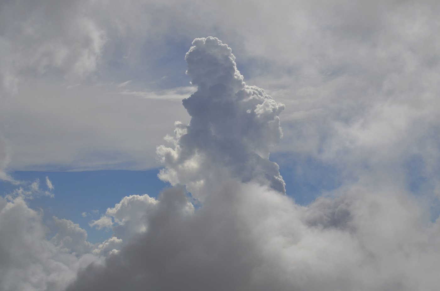 Заметить туча. Небо с облаками. Облака интересной формы. Необычные облака. Облака причудливой формы.