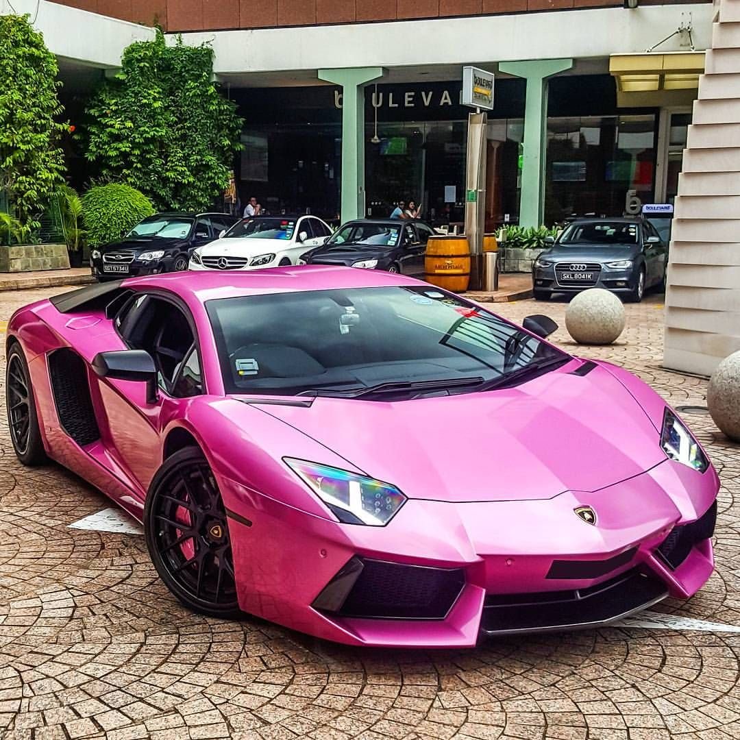 Машина ярко розовая