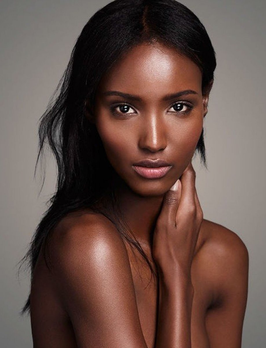 Фотографии чернокожей модели Наоми Кэмпбелл.