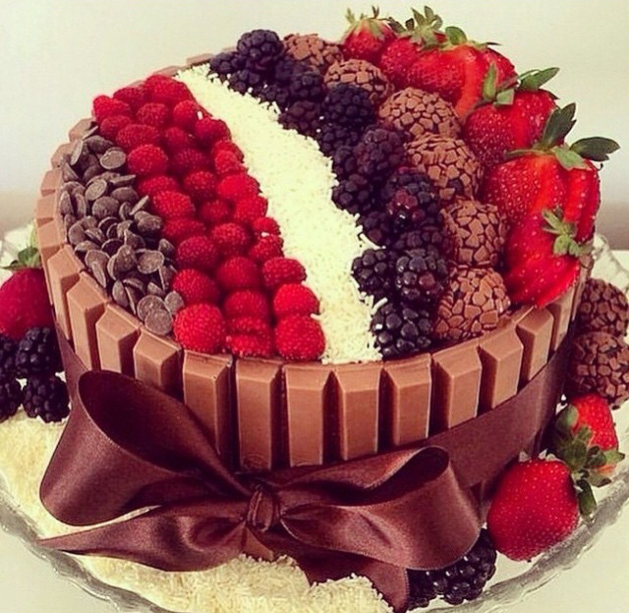 Какой торт можно купить. Красивые торты. Красивые тортики на день рождения. Красивый торт с фруктами. Шикарный торт на день рождения.