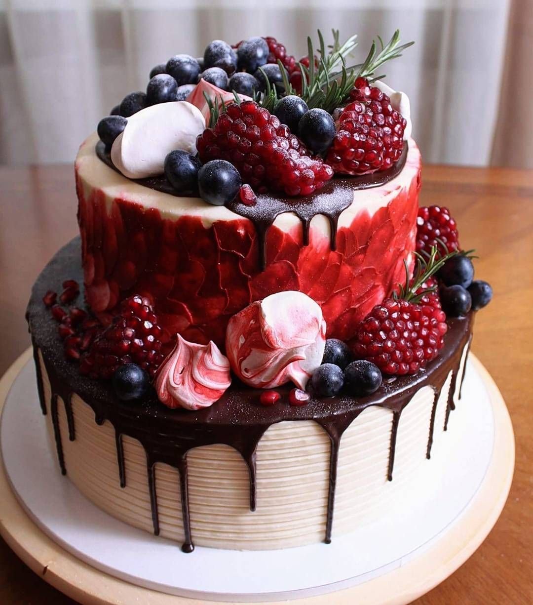 Над воротами занялась красивее торты. Красивые торты. Красивые торты на день рождения. Очень красивые торты. Торт с ягодами.