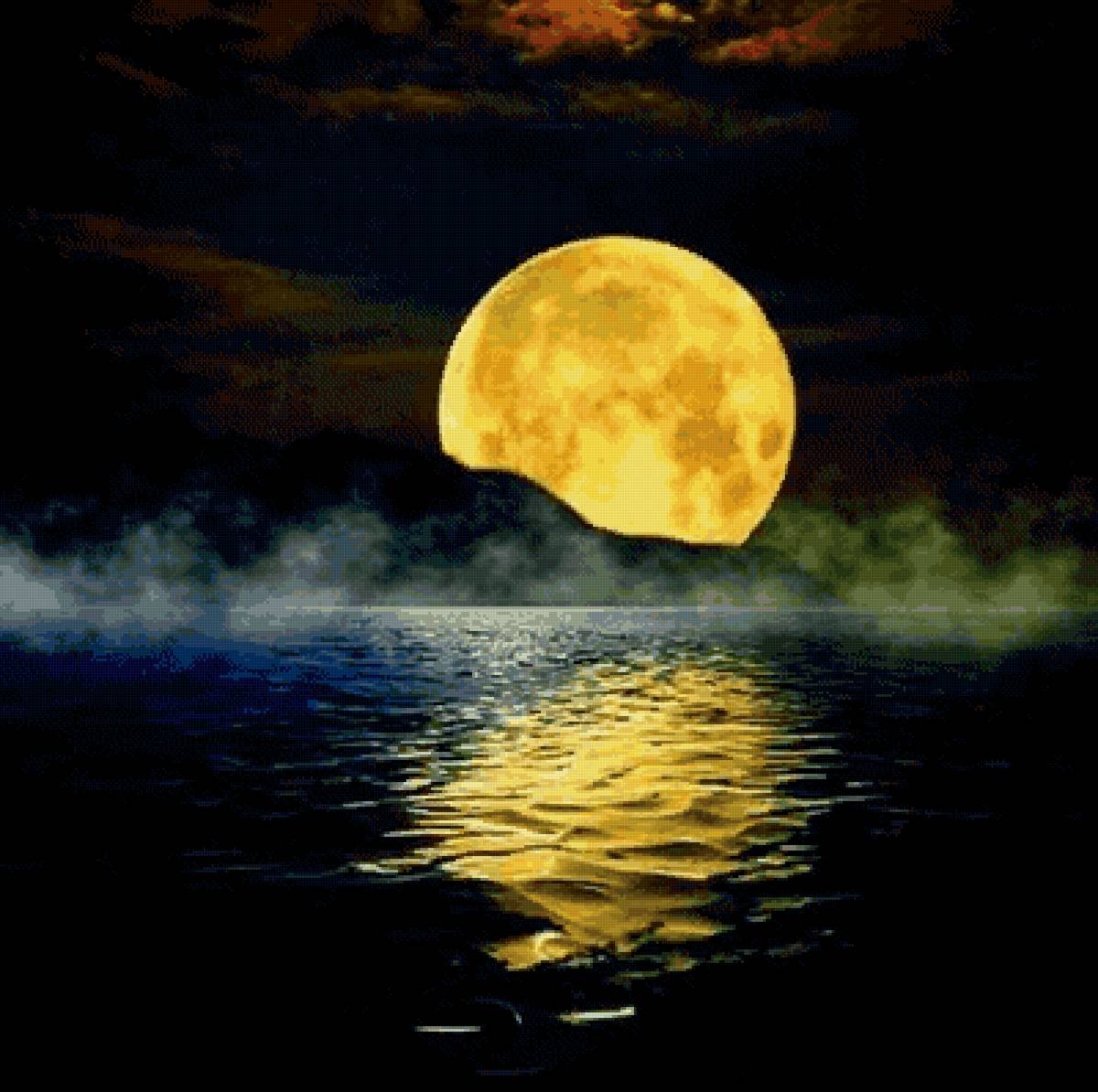 Золотою луна распласталась на тихой воде. Луна. Желтая Луна. Отражение Луны в воде. Лунная ночь.