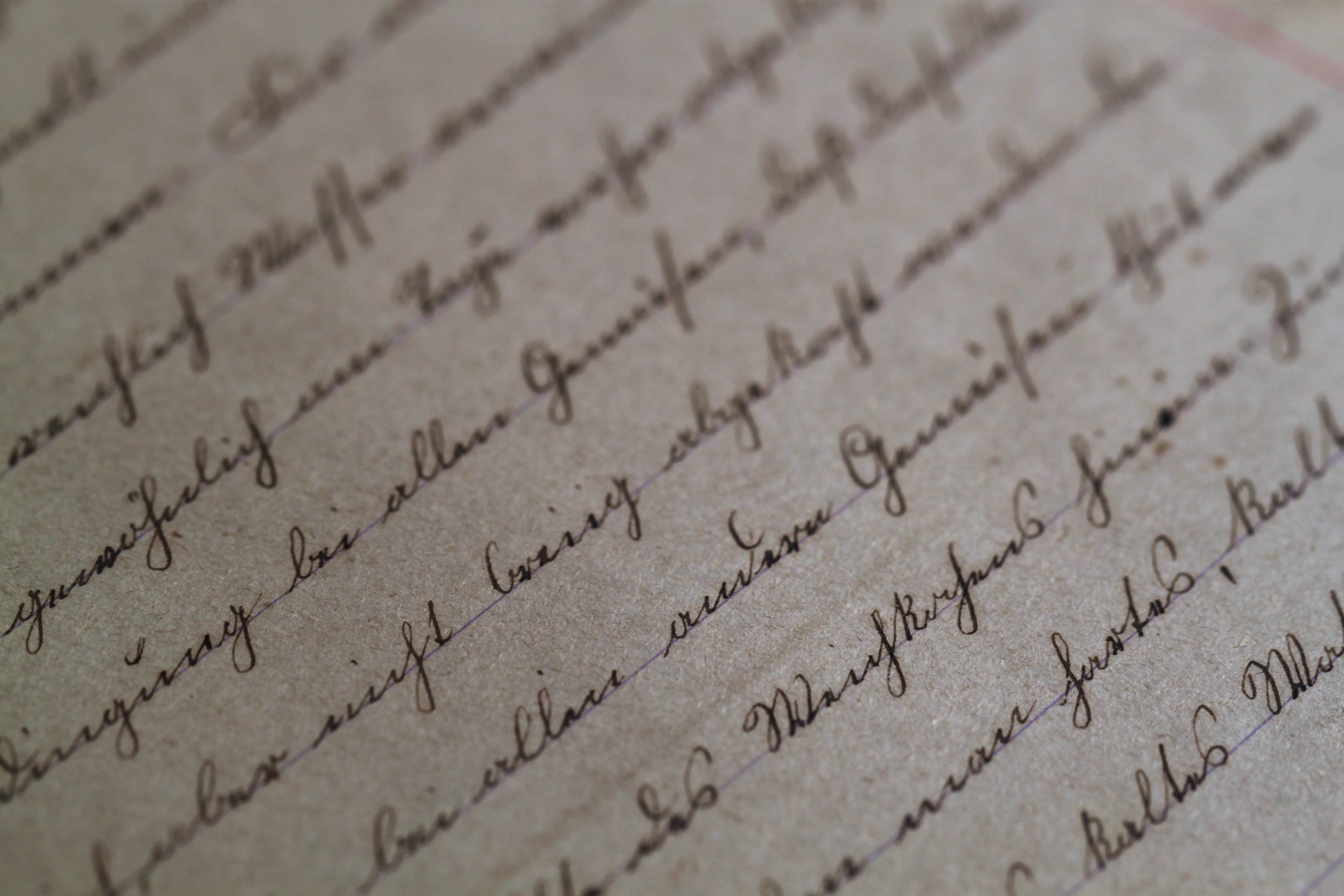 Текст рукописным почерком. Старинные рукописи. Старинный текст. Бумага для рукописи. Красивая каллиграфия.