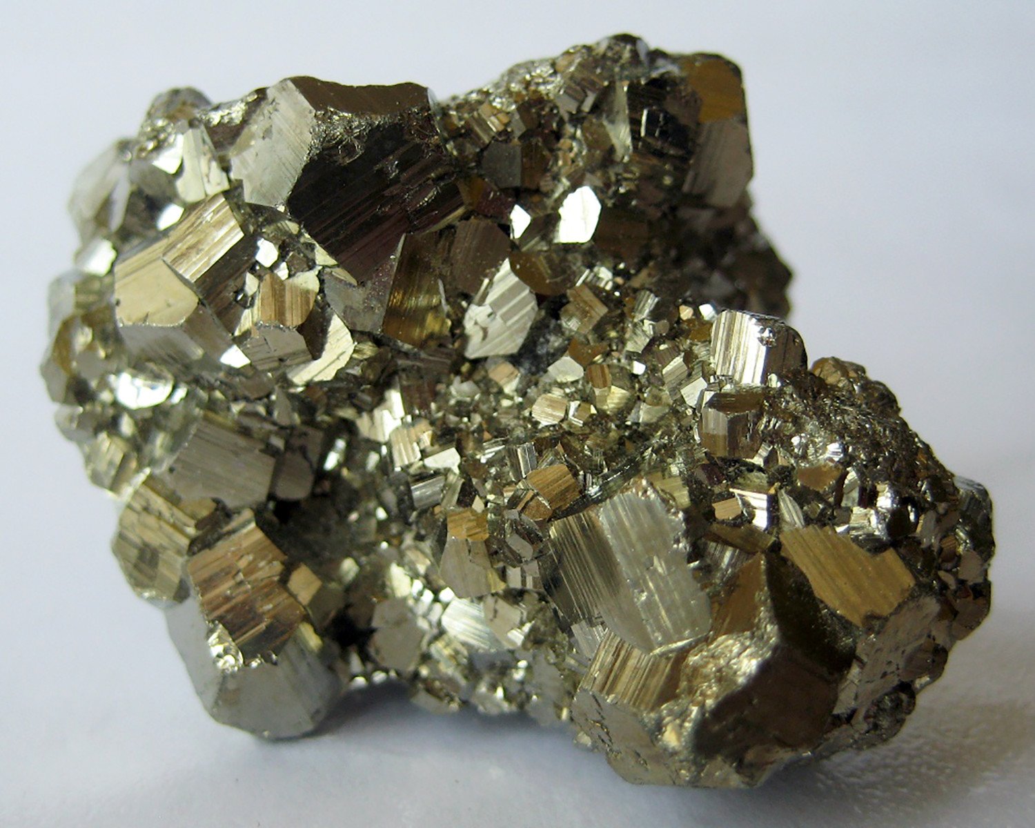 Минерал золотистого цвета с металлическим блеском. Пирит fes2. Пирит (серный Колчедан) fes2. Золото дураков минерал халькопирит. Пирит самородок камень.