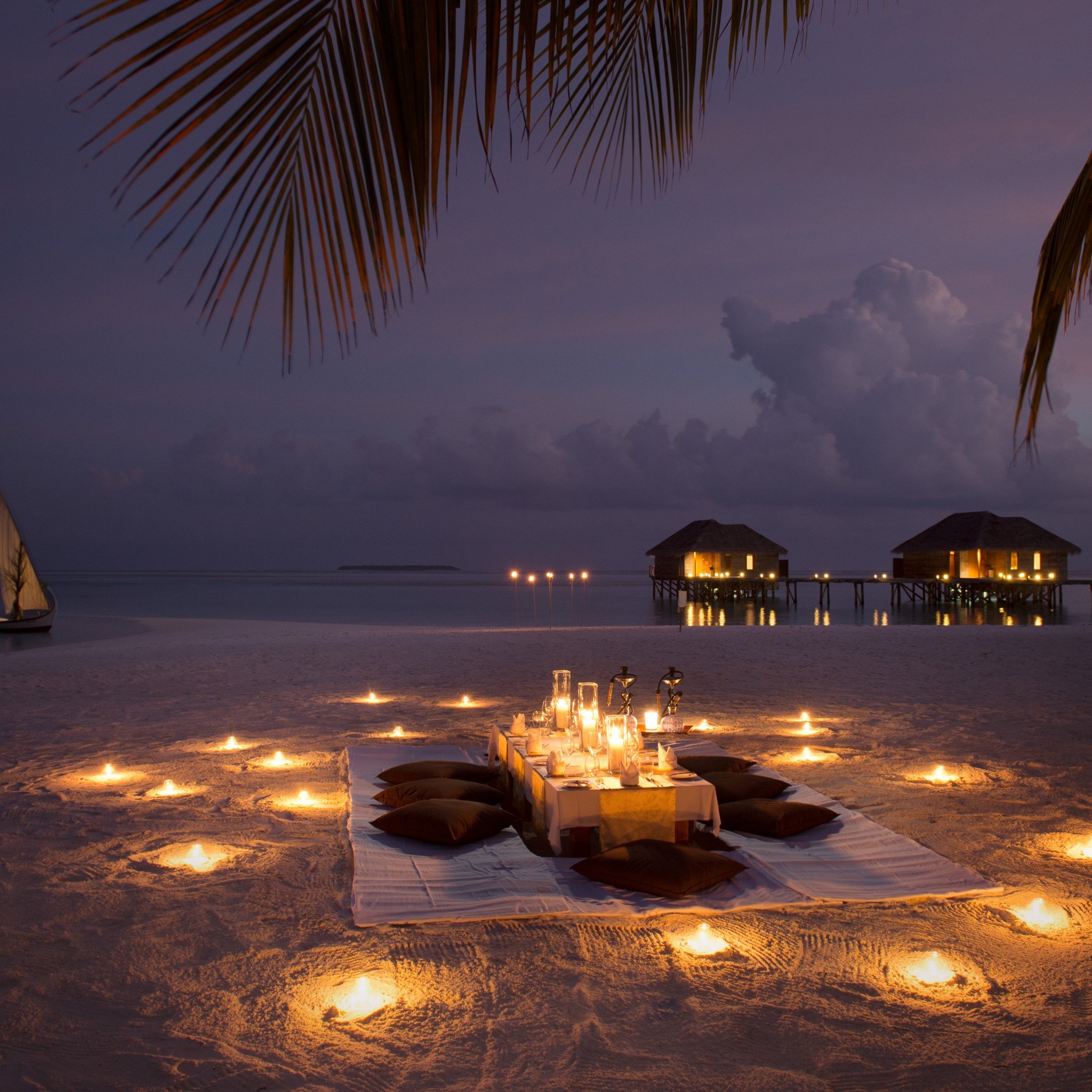 Доброй ночи романтично. Conrad Maldives Rangali Island. Ночной пляж. Романтичный вечер. Романтический ужин на берегу океана.