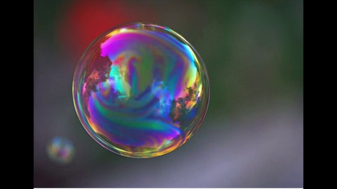 Какое явление объясняет окраску мыльных пузырей. Интерференция света на мыльном пузыре. Мыльный пузырь физика интерференция. Мыльные пузыри. Разноцветные мыльные пузыри.