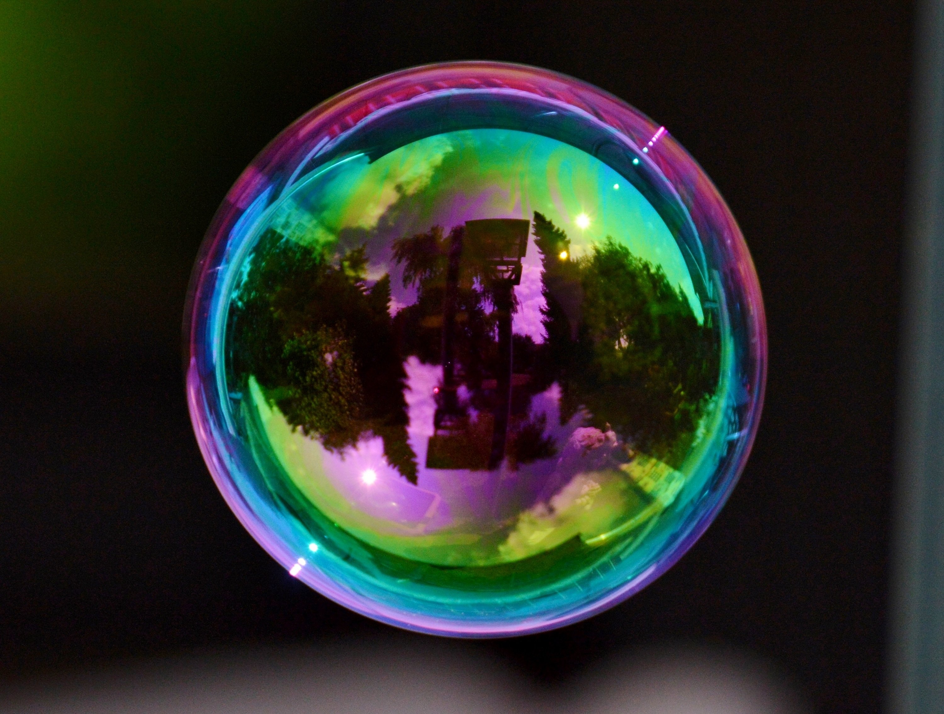 Интерференция в мыльных пузырях. Разноцветные мыльные пузыри. Радужные мыльные пузыри. Мыльные\радужные шары. Радужный мыльный пузырь.
