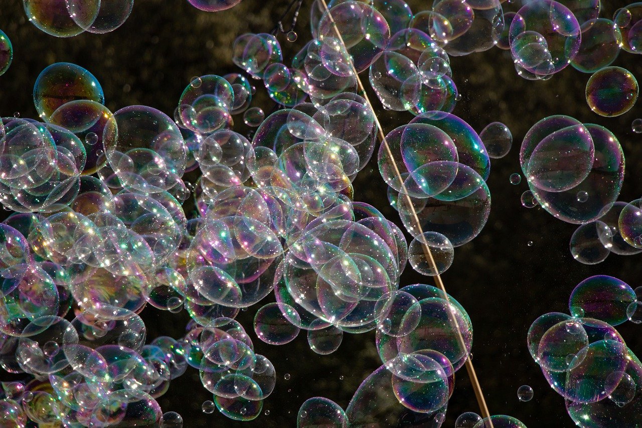 Какое явление объясняет окраску мыльных пузырей. Мыльные пузыри. Разноцветные мыльные пузыри. Мыльные пузырьки. Много мыльных пузырей.