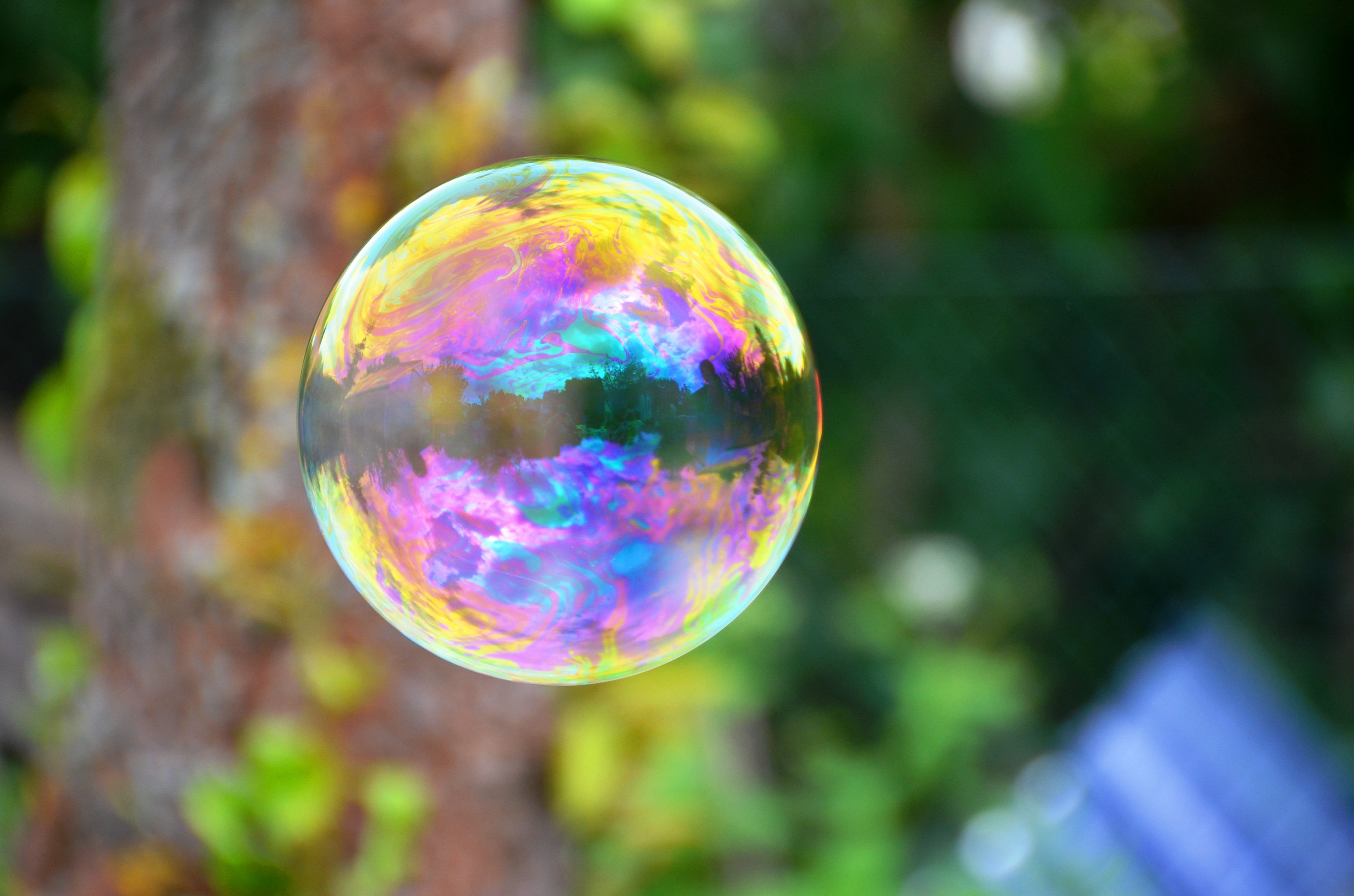 Интерференция в мыльных пузырях. Мыльные пузыри. Радужные мыльные пузыри. Мыльные пузыри Радуга. Радужный мыльный пузырь.