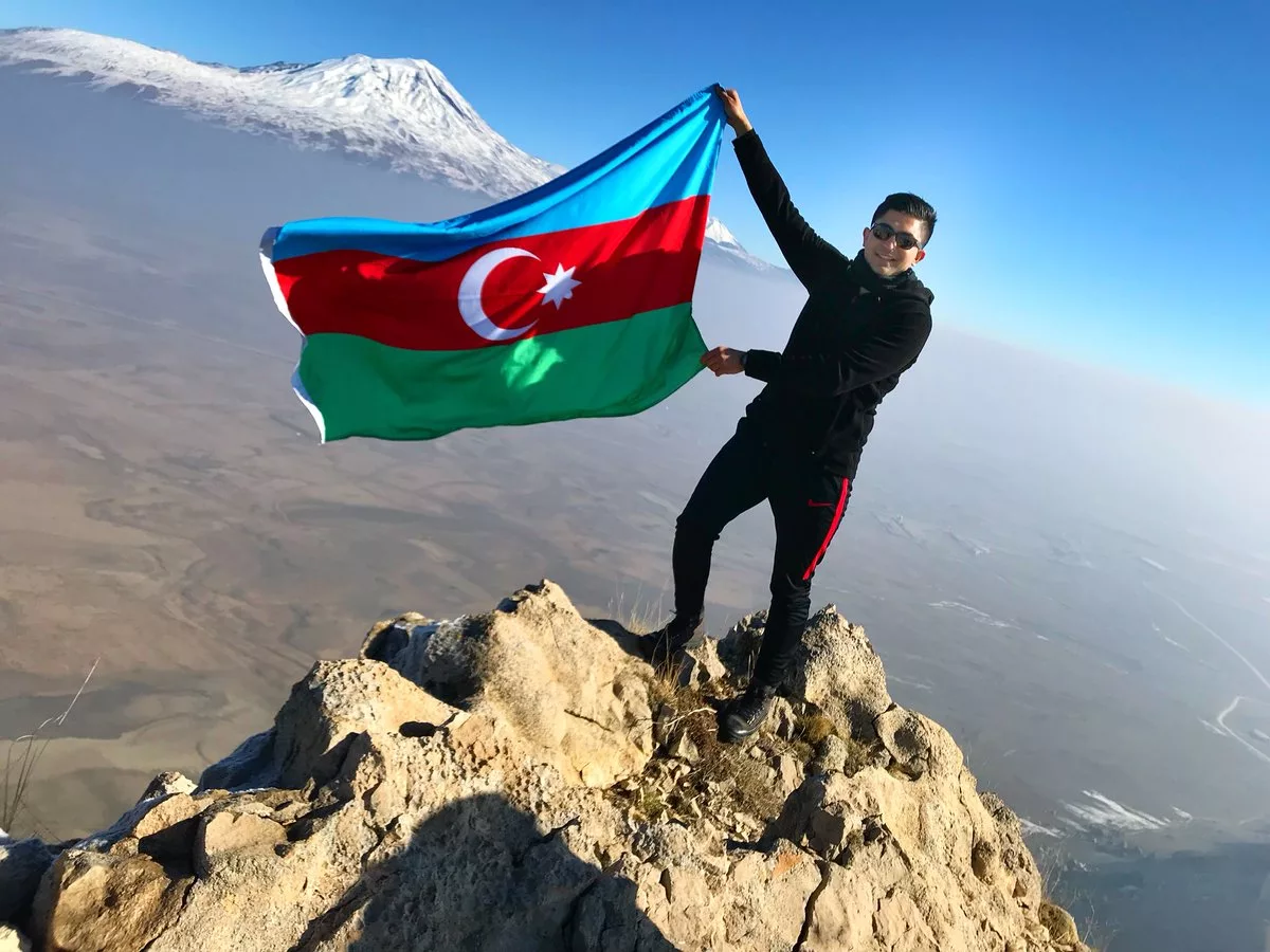 Край азербайджан. Карабах бизимдир. Флаг азербайджанского Карабаха. Крутые азербайджанцы. Азербайджанцы в России.