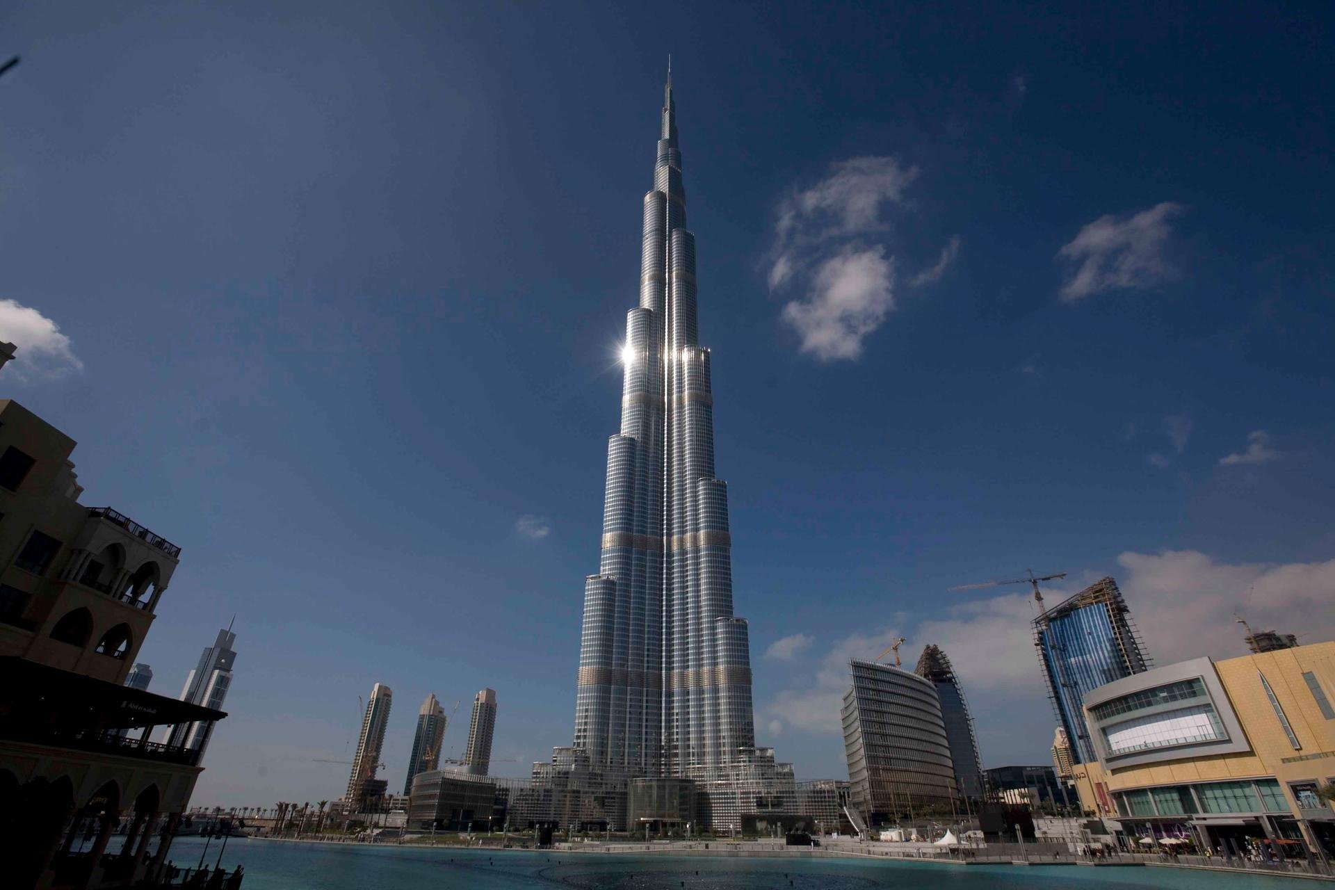Самое огромное здание. Бурдж-Халифа Дубай. Башня Бурдж Халифа в Дубае. Дубай здание Бурдж Халифа. Небоскрёб в Дубае Бурдж.