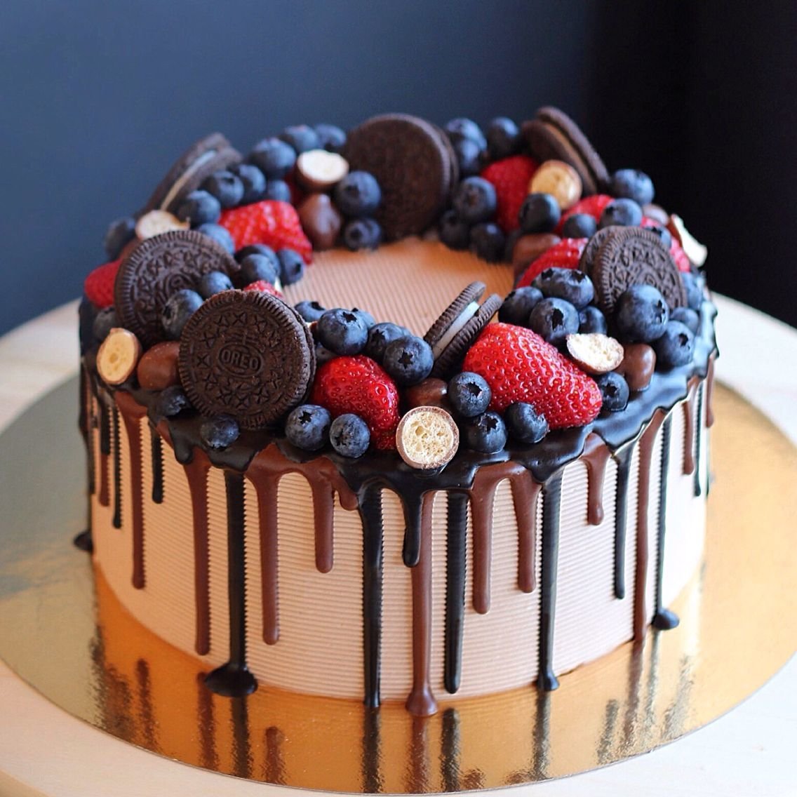 Торт украшенный ягодами и шоколадом