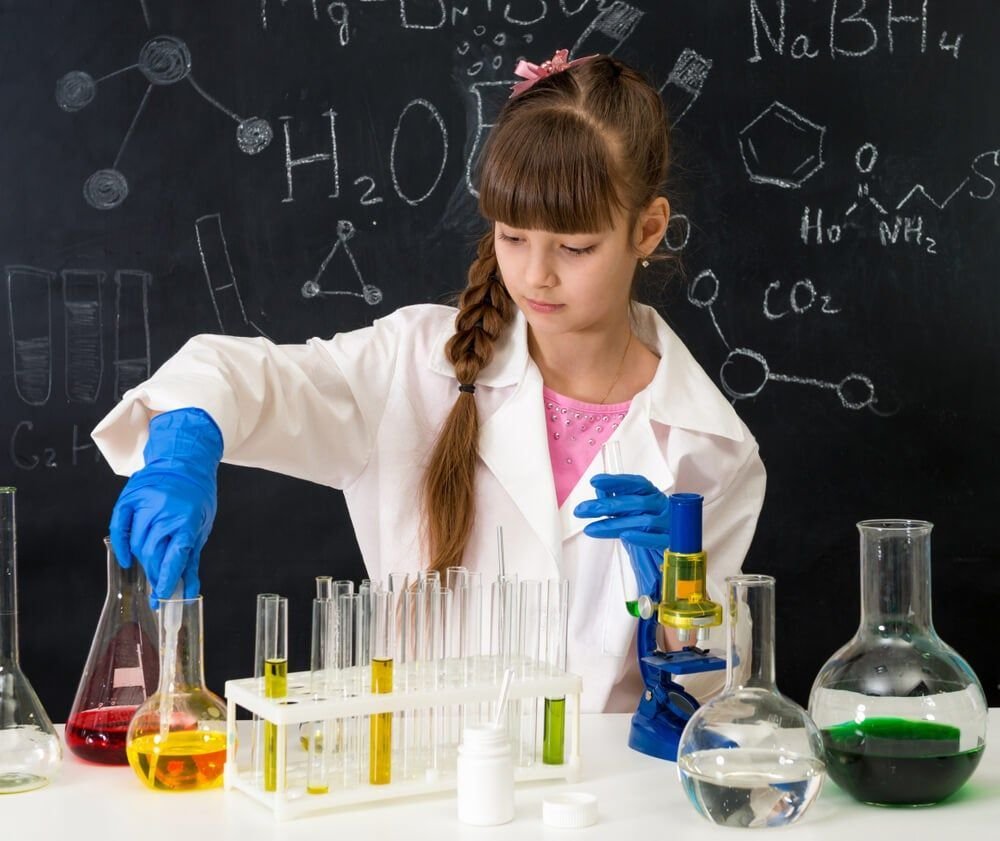 Уроки про химию. Химия девочка. Химия для подростка. Девочка в лаборатории. Фотосессия в стиле химии.