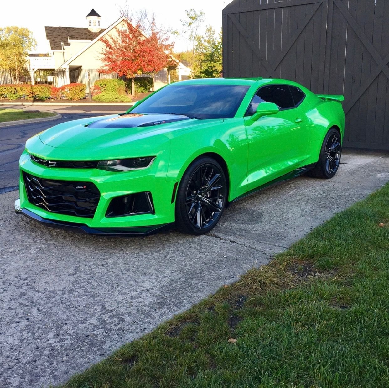 Ярко зеленый цвет машины
