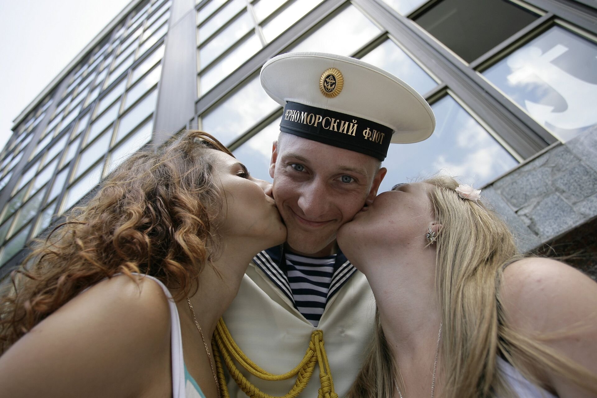 Твоим матросом хочу. С днем ВМФ. Моряк и девушка. Смешной моряк. Встреча моряка.