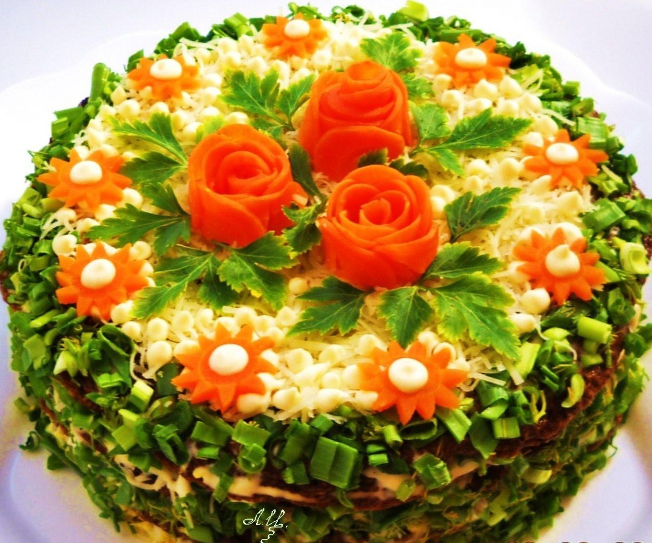 Украсит салаты фото. Украшение печеночного торта. Красивые салаты на день рождения. Украшение салатов. Необычное украшение салатов.