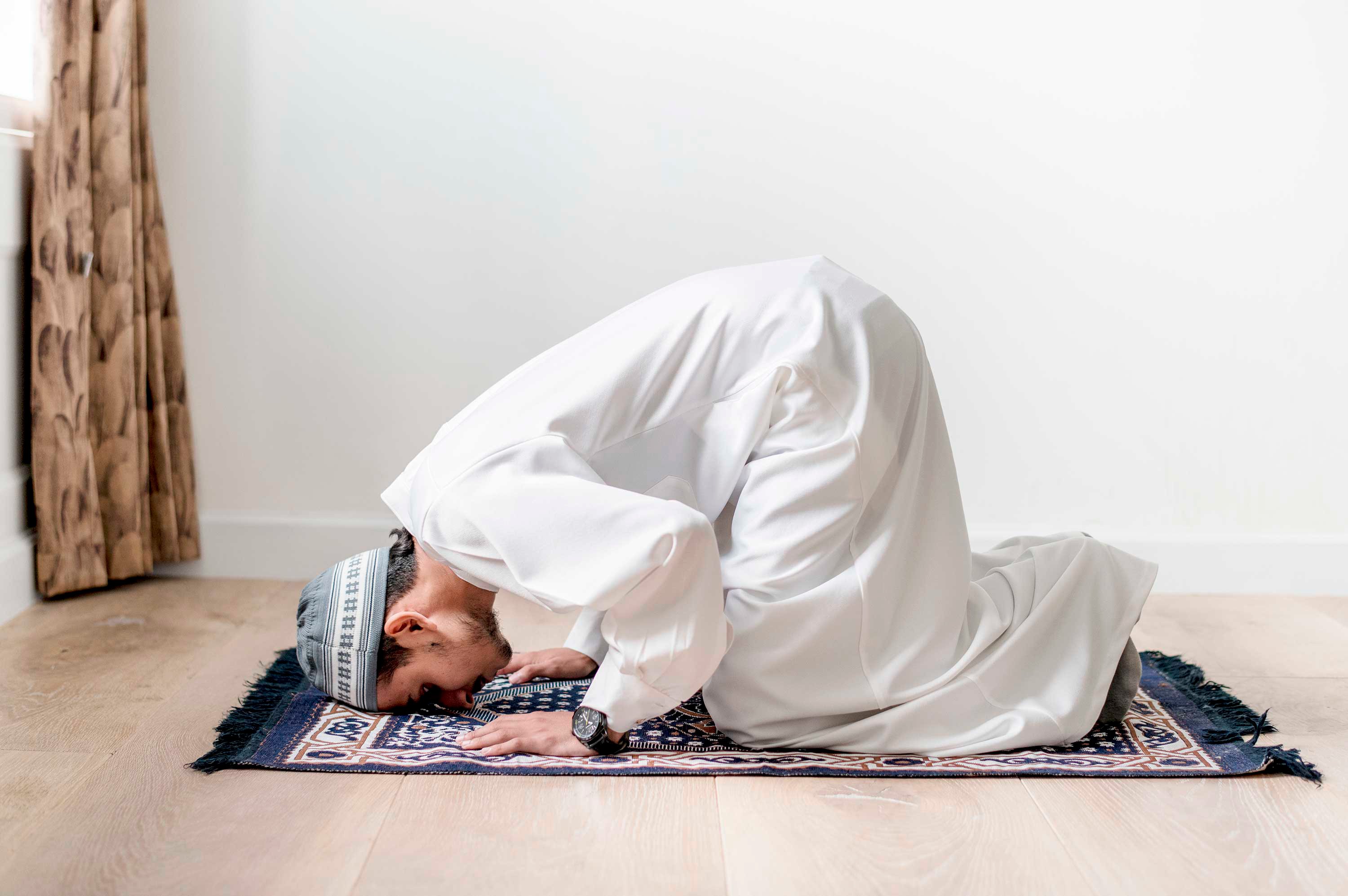 Как называется молитва в исламе. Мусульманин молится. Молитва мусульман. Что такое намаз у мусульман.