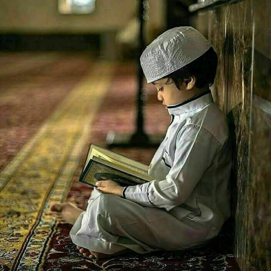 Мальчик читающий намаз. Мусульманские дети. Детям о Коране. Мальчик мусульманин.