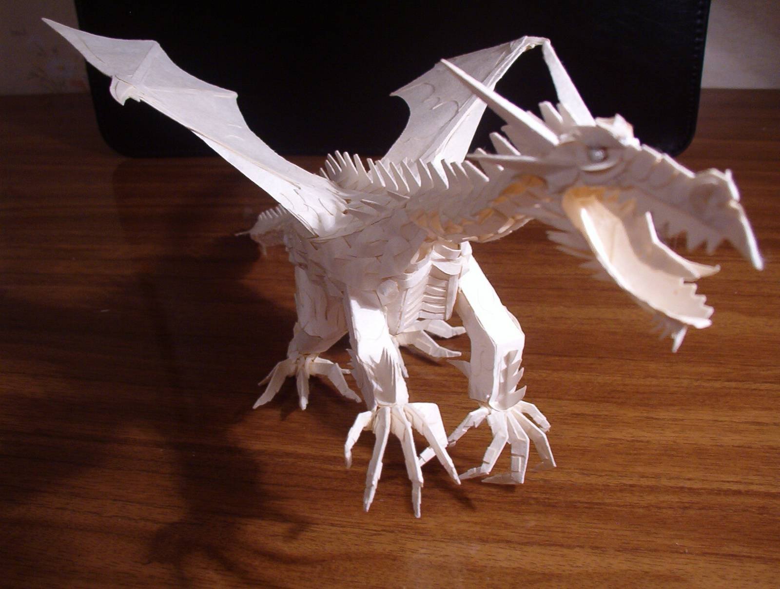 Покажи бумагу дракона. Бумажные драконы. Дракон из бумаги. Оригами дракон. Поделка дракон из бумаги.