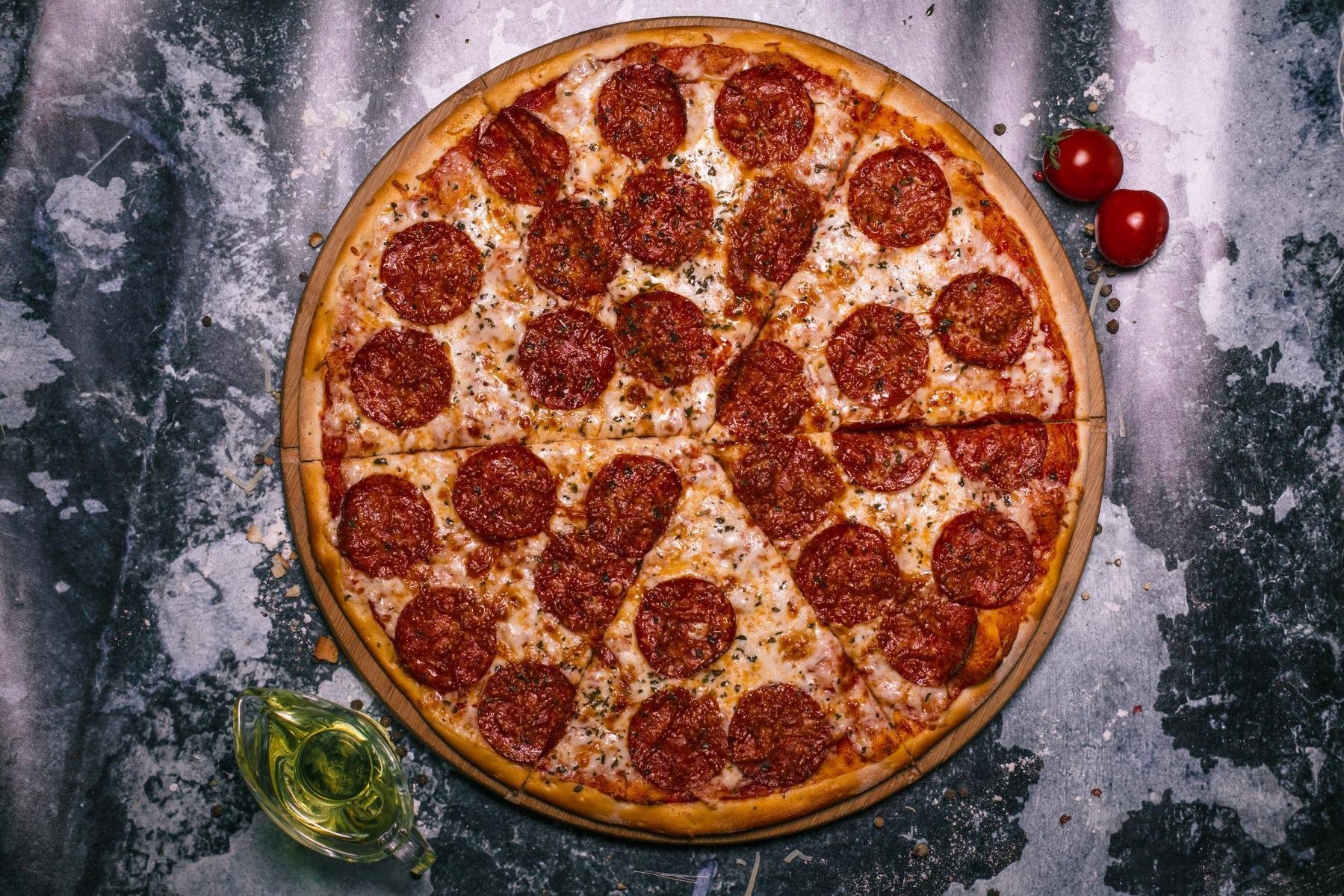 Пицца пепперони граммы. Pizza пепперони. Итальянская пицца пепперони. Пицца пепперони большая. Пеперони пицца пепперони.