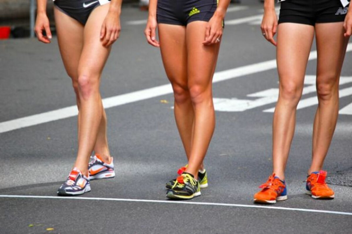 Почему у женщин ноги сильнее. Женские ноги. Красивые женские икры. Красивые колени. Ноги бегунов девушек.