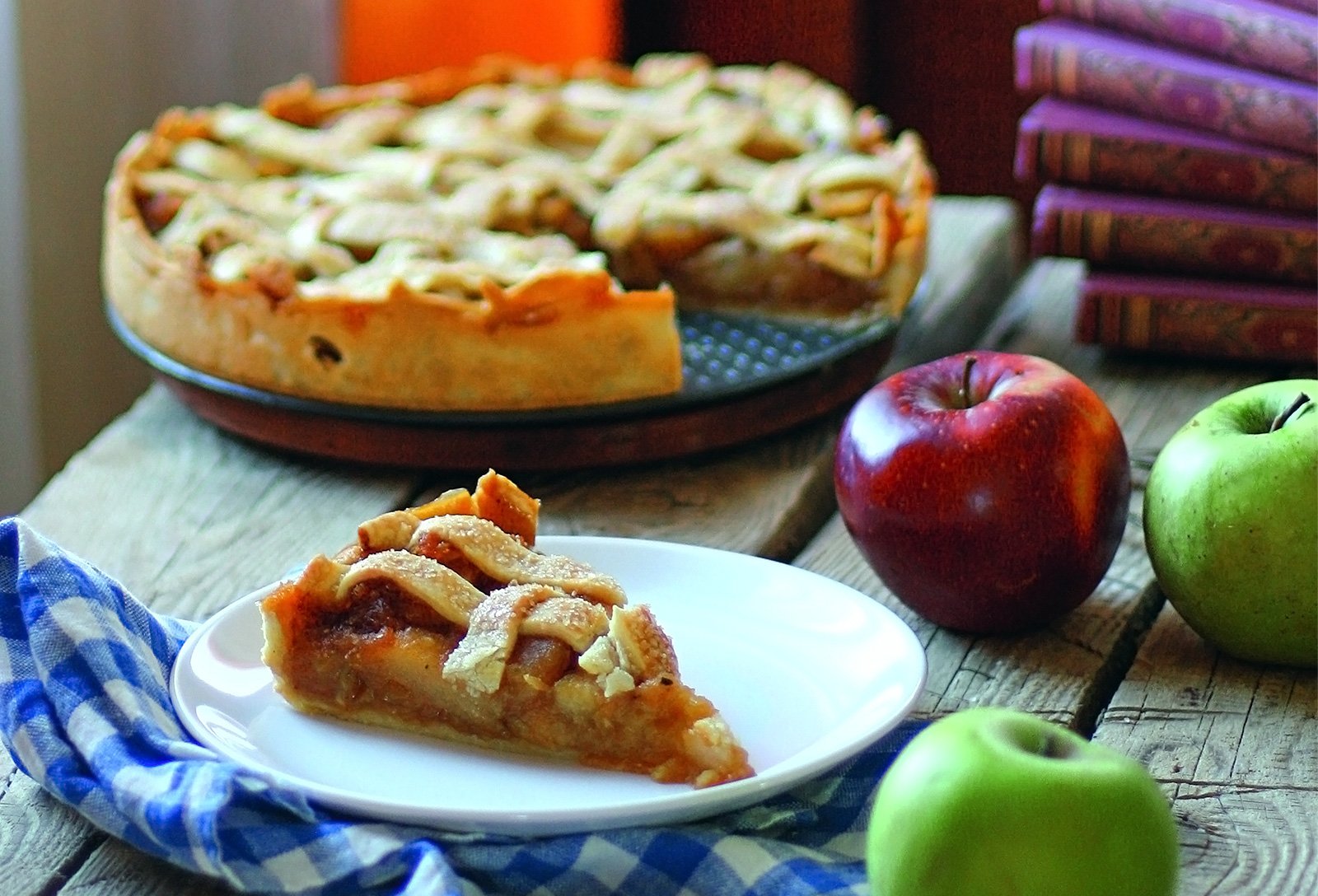 Пирог с готовыми яблоками. Шарлотка американский пирог. Шарлотка с яблоками. Красивая шарлотка с яблоками. Кусок яблочного пирога.