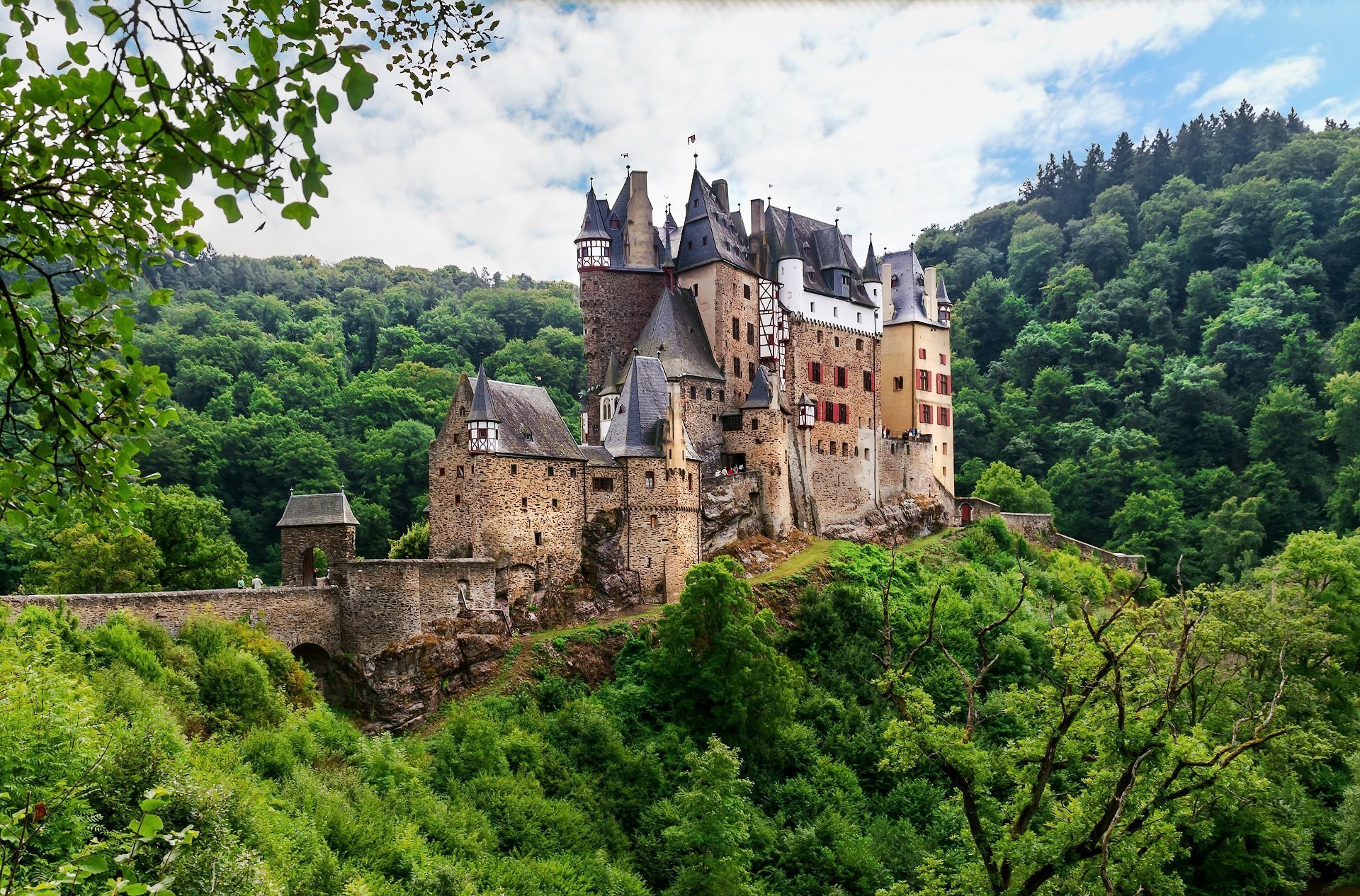 Самый хороший замок. Замок Эльц Германия. Замок Бург Эльц Германия. Замок Эльц Рейнланд-Пфальц Германия. Замок Элис Кастл Германия.