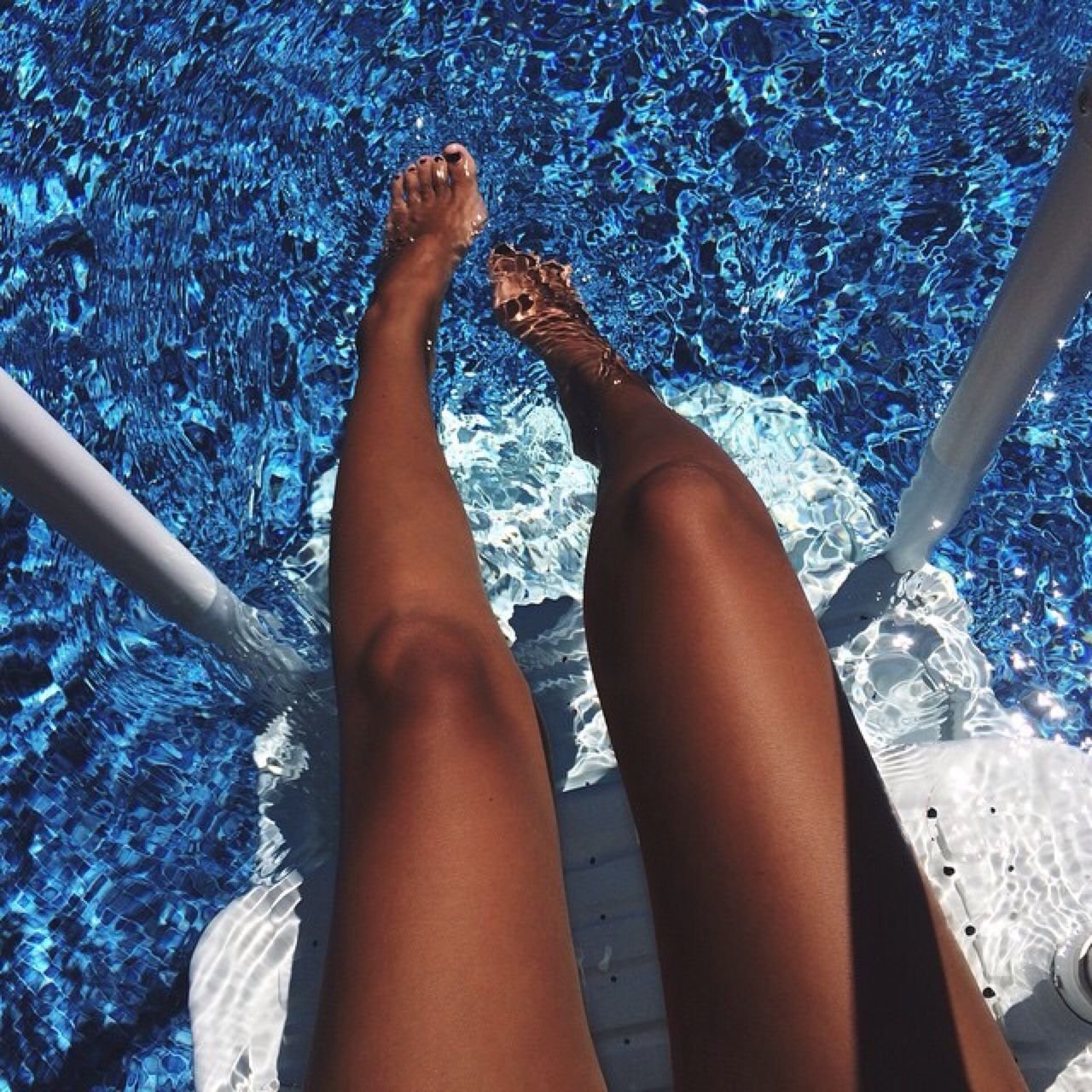 Солярий после бассейна. Загорелые ноги. Красивые ноги. Ноги в бассейне девушка. Красивые ноги у бассейна.