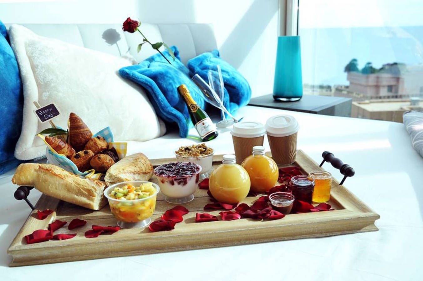 Принести завтрак в постель. Поднос завтрак. Утро завтрак. Красивый завтрак в отеле. Завтрак в кровать.