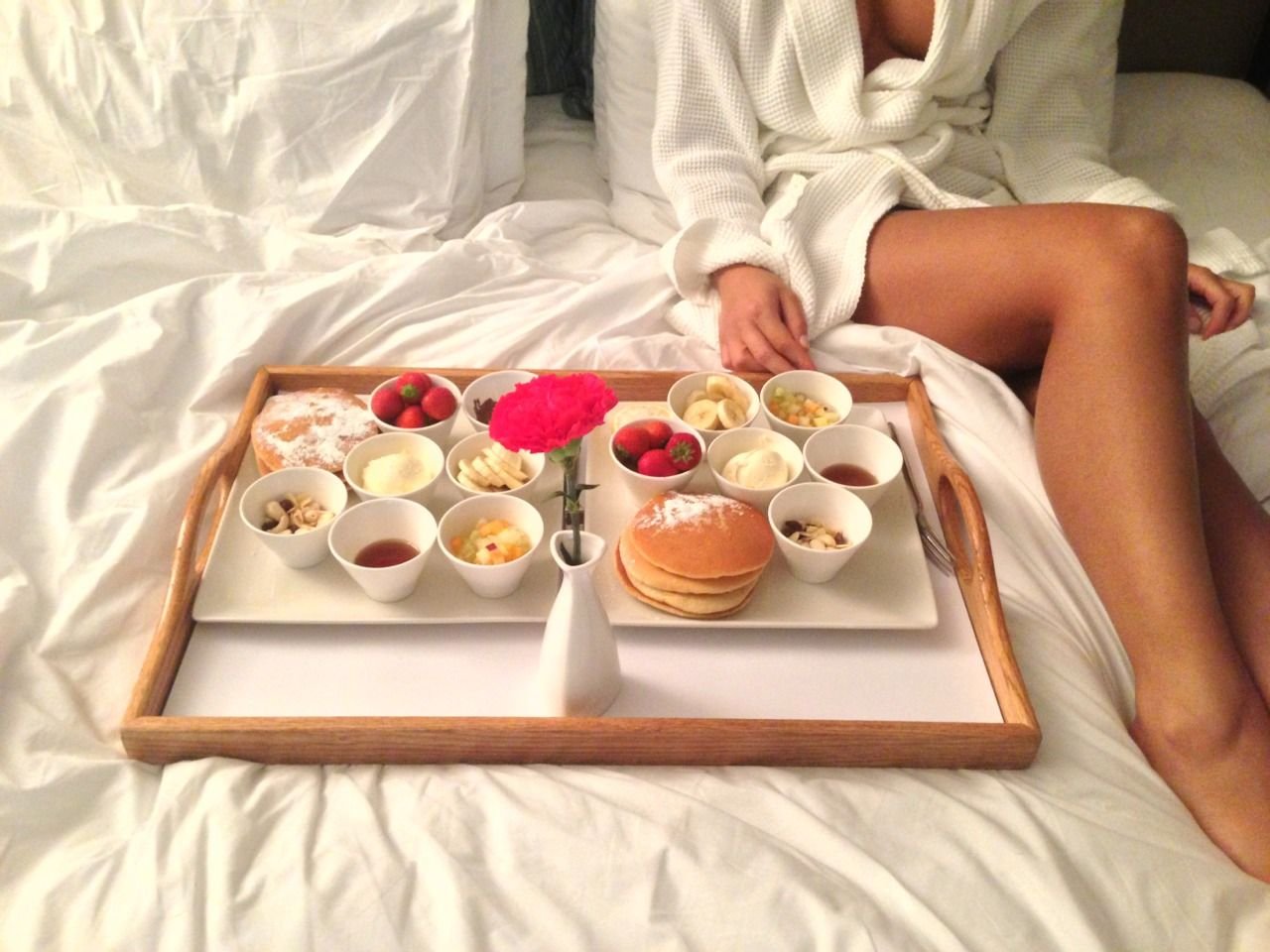 Завтрак в постель 1 2. Завтрак в постель девушке. Завтрак в постель любимому. Романтический завтрак в постель. Фотосессия завтрак в постель.