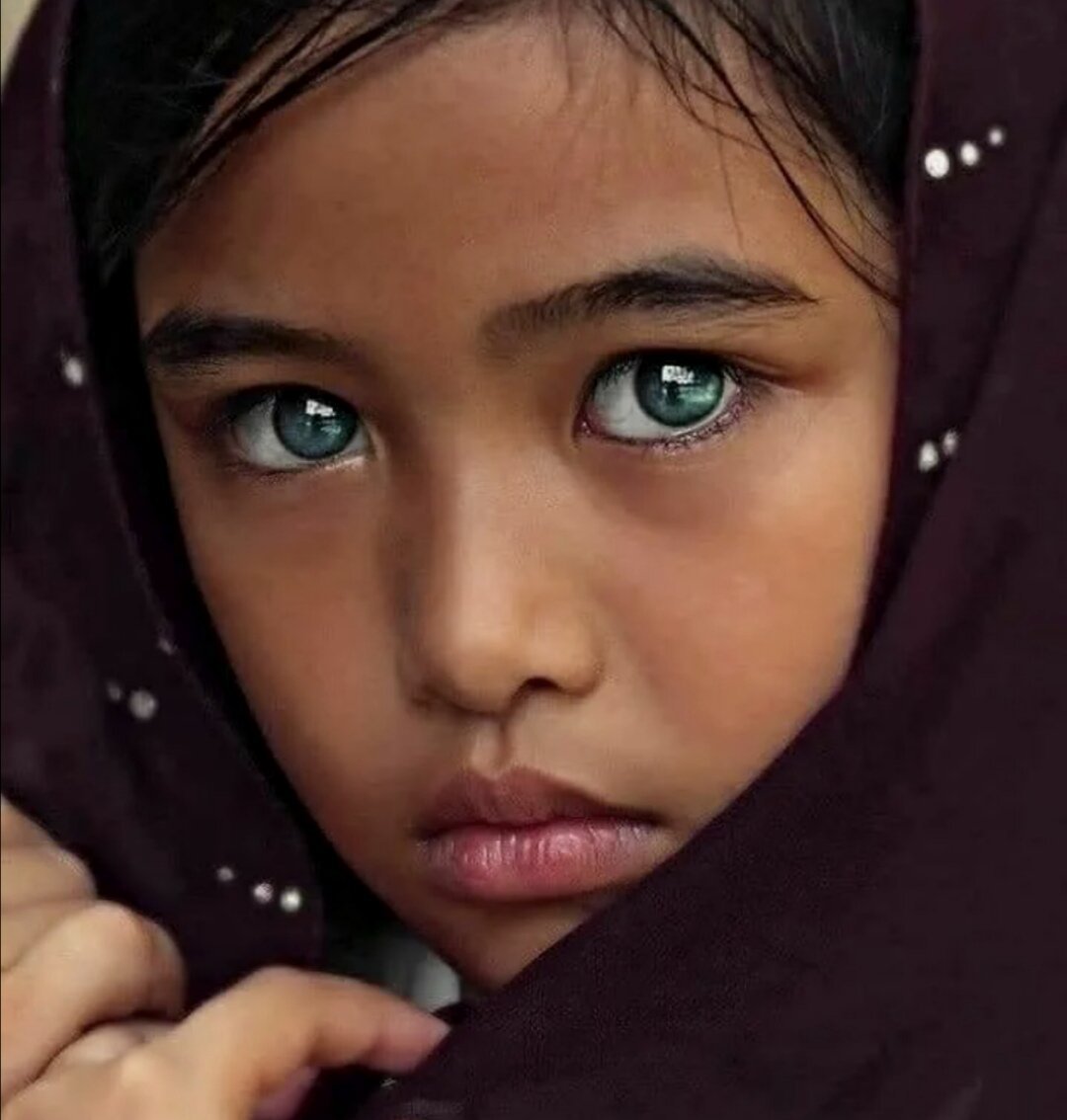 Голубоглазые родственники. Необычные глаза. Красивые глаза. Девочка с необычными глазами. Сапфировые глаза.