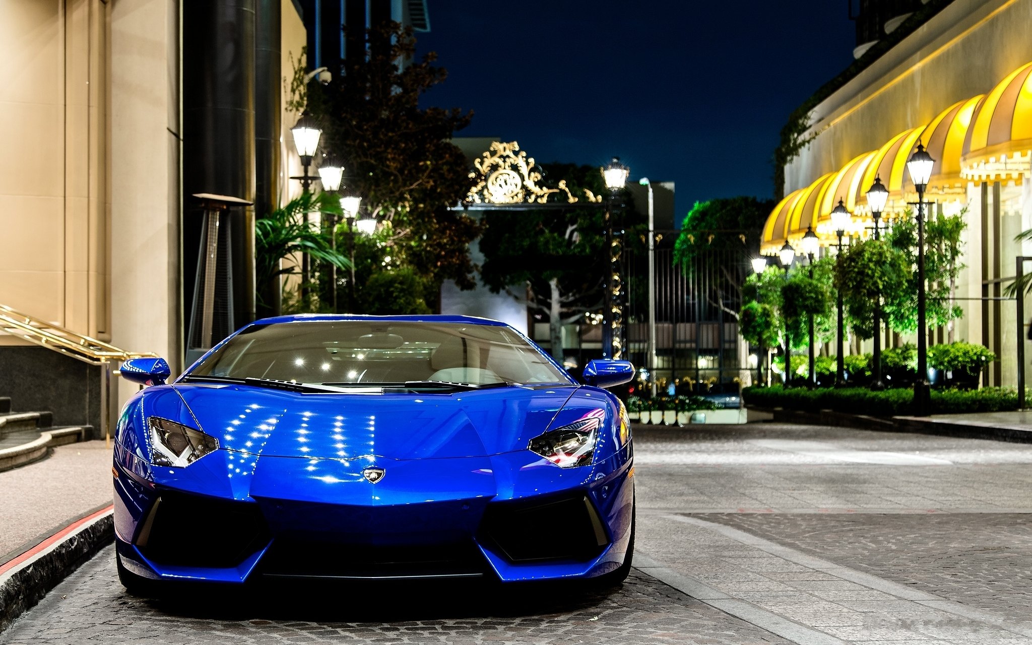 Сектор лучшее тачки. Lamborghini Aventador lp700-4 синяя. Ламборгини авентадор на голубом фоне.