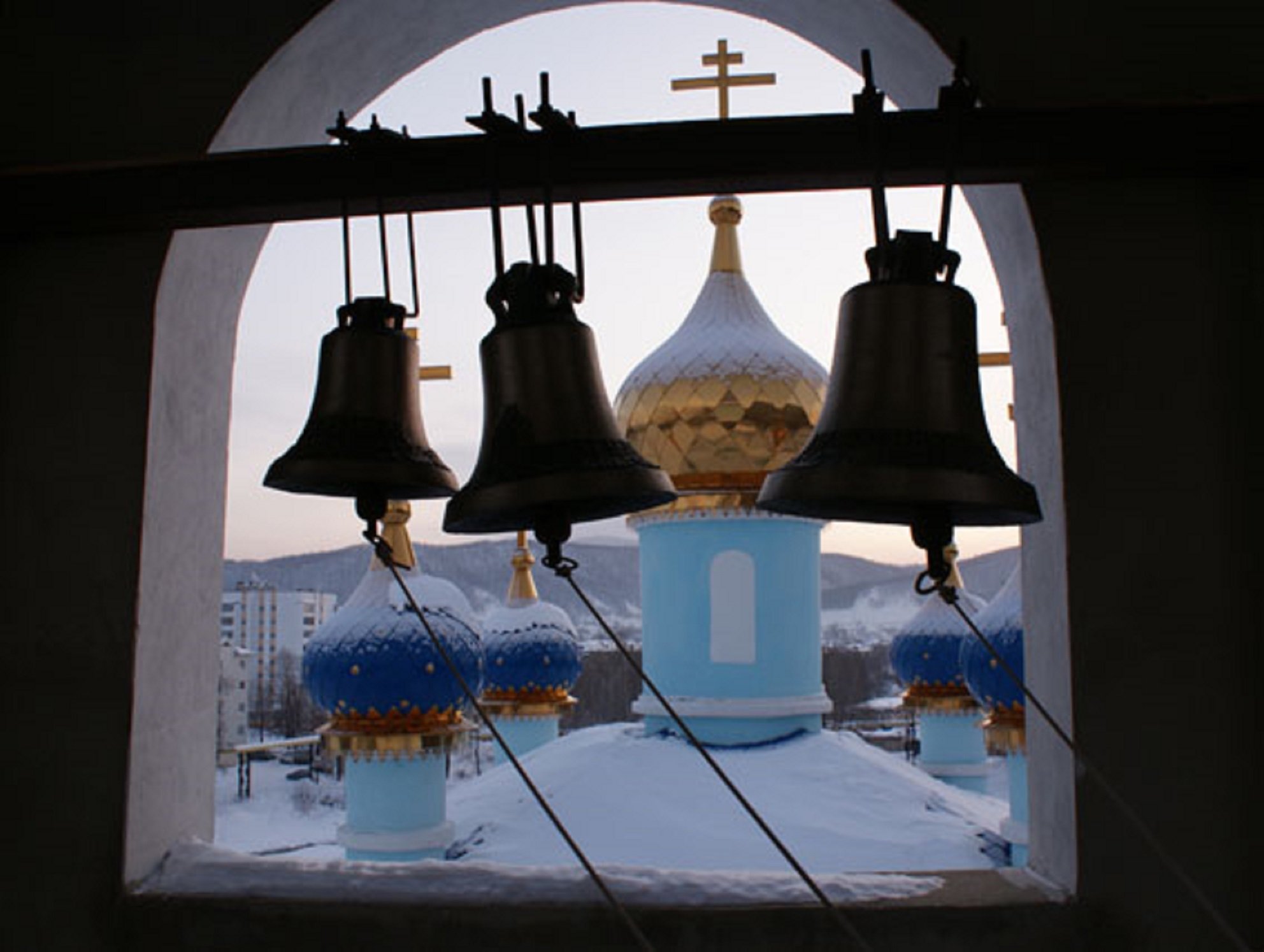 Синий звон. Колокольный звон в церкви. Старообрядческий храм колокольный звон. Колокольный звон в русской православной церкви.