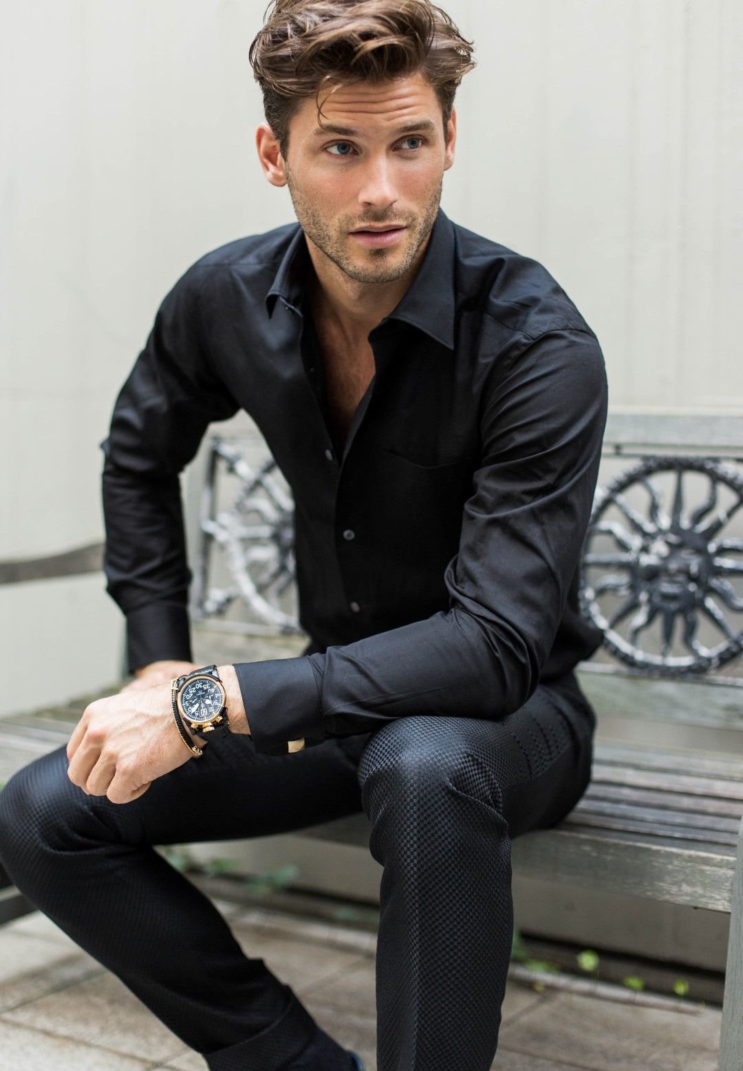 Красивая черная рубашка. Менс Лоок. Стильный мужчина. Красивый стильный мужчина. Красивые стильные парни.