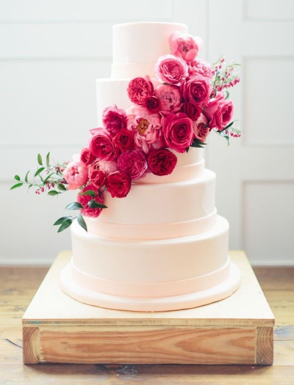 Торт украшенный живыми цветами