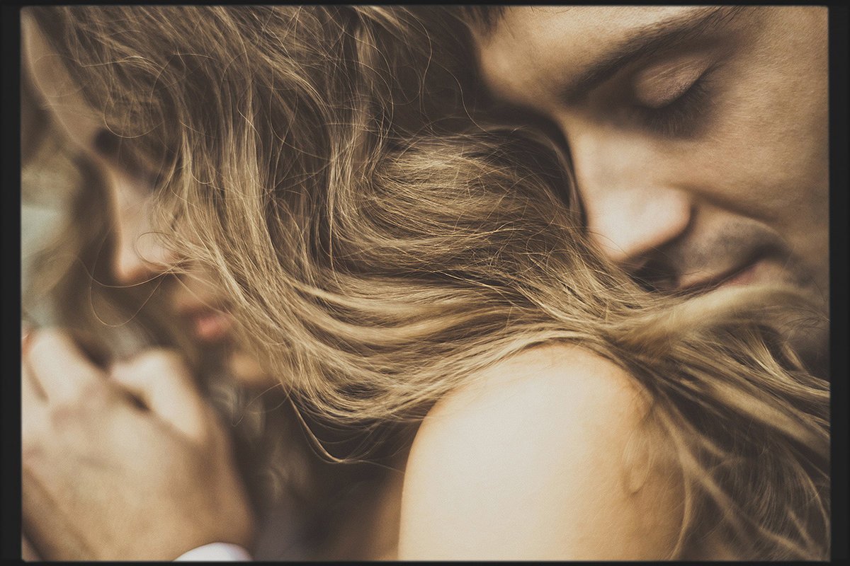 Твои волосы твои губы. Красивые объятия. Мужчина обнимает женщину. Нежные чувства. Нежная любовь.