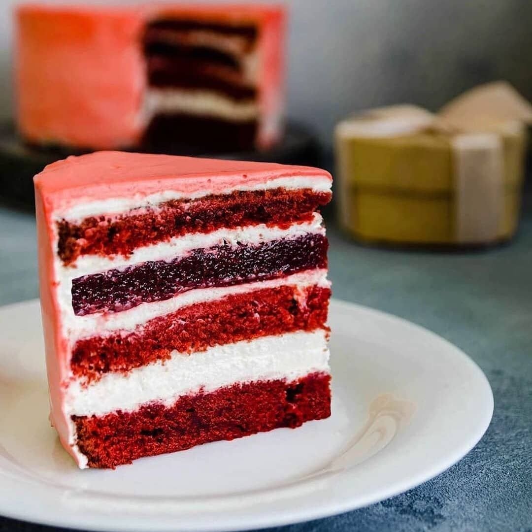 Начинки торта фото. Торт красный бархат с кремом чиз. Красный бархат с клубничным конфи. Торт красный бархат с конфи. Красный бархат с ягодным конфи.