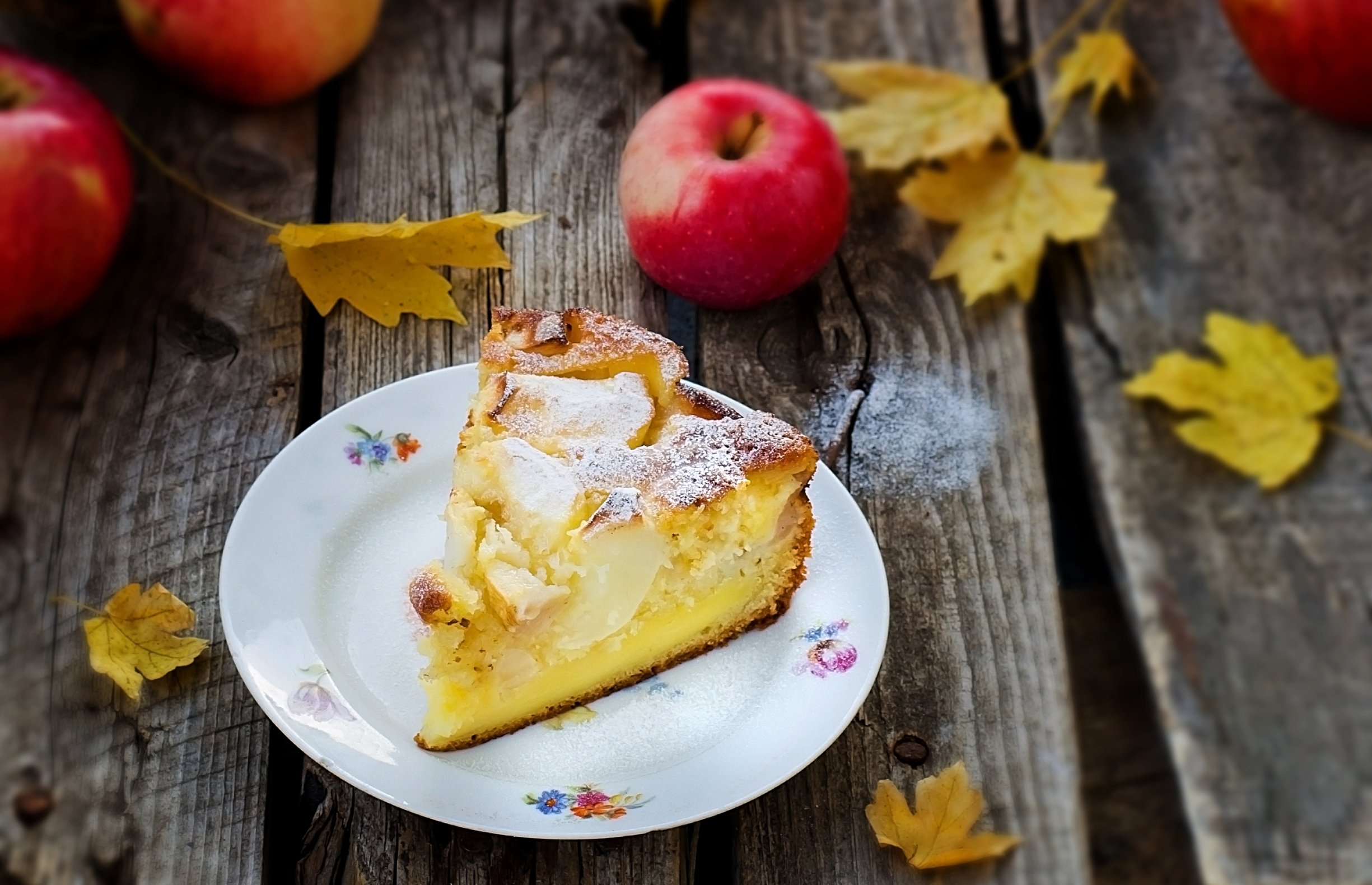Ела вкусные яблоки. Цветаевский яблочный пирог. Осень яблочный пирог. Яблочный пирог картинки. Осенний пирог с яблоками.