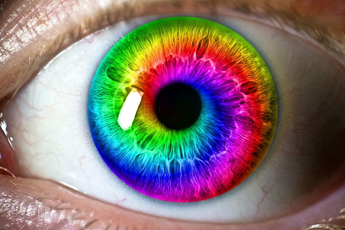 Разноцветная радужка глаза