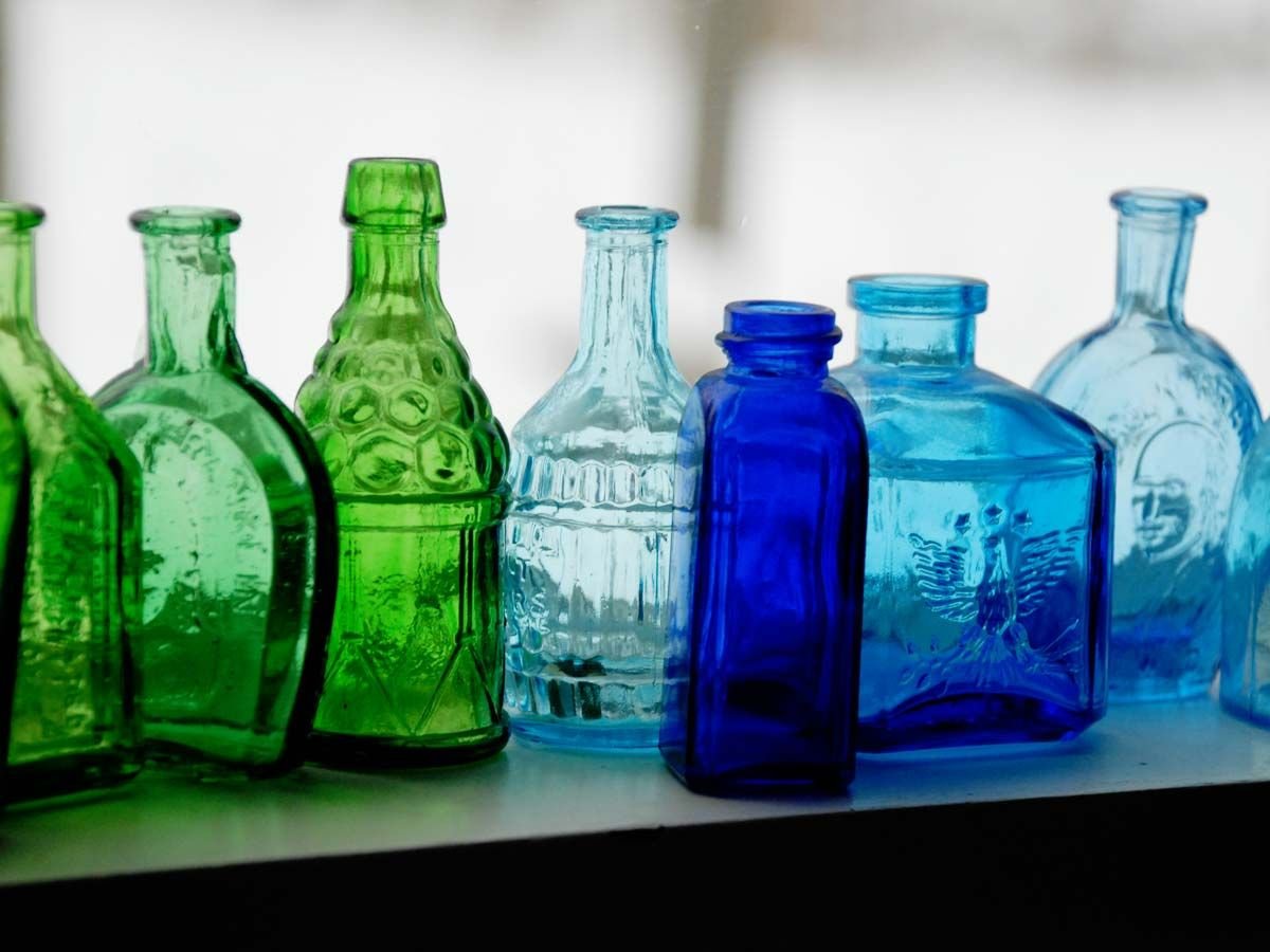 Красивая стеклянная бутылка. Стеклянная бутылка. Красивые стеклянные бутылки. Цветные стеклянные бутылки. Интересные бутылки.