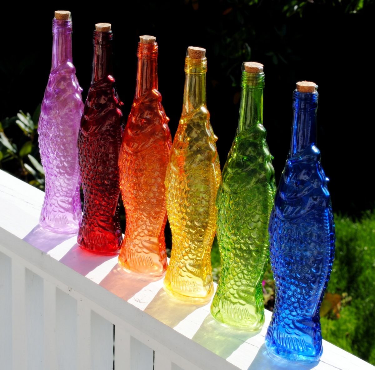 Красивая стеклянная бутылка. Разноцветные бутылки. Необычные стеклянные бутылки. Разноцветные стеклянные бутылки. Цветное стекло.